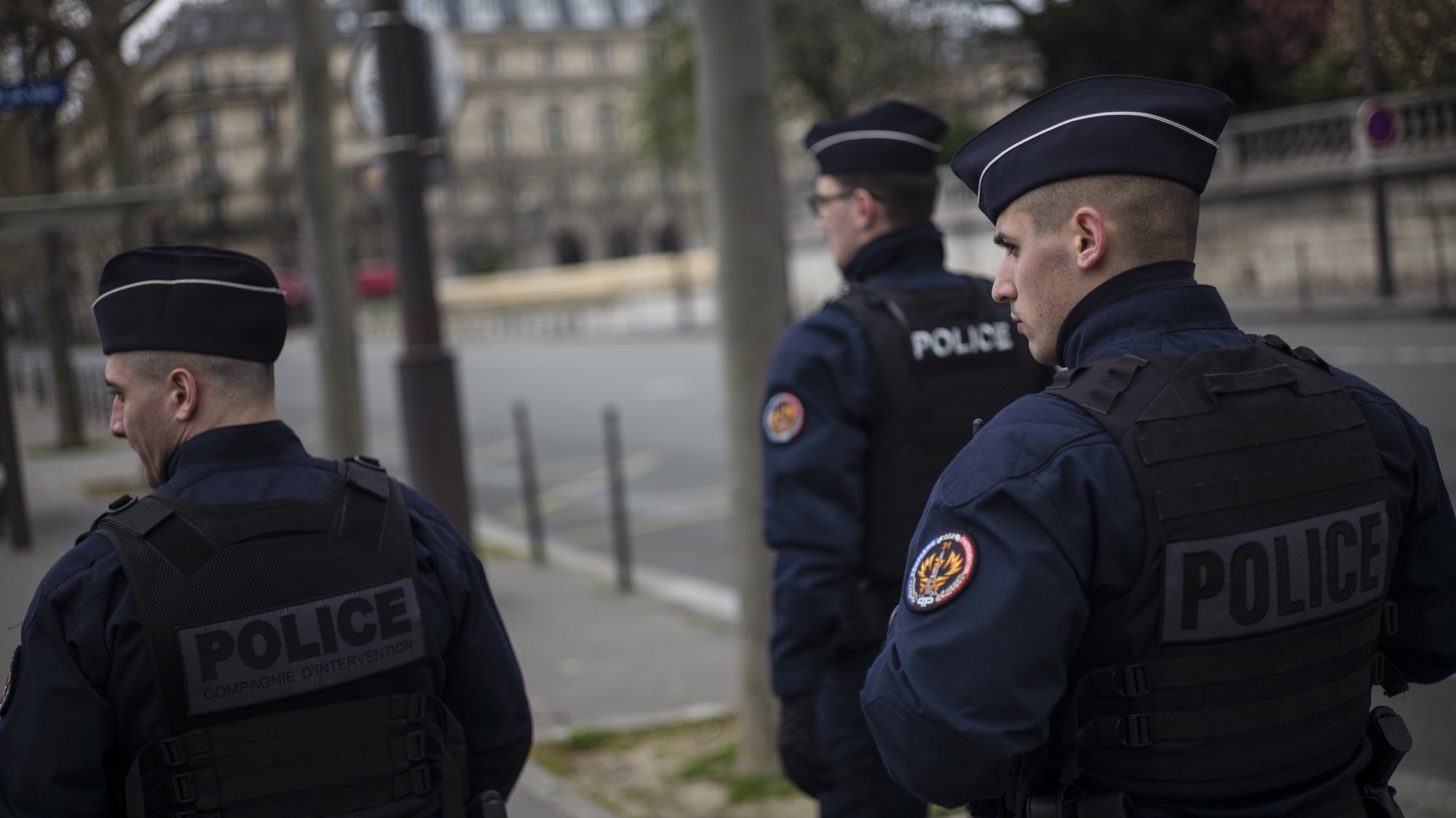 epa08313597 French Police officers patrol along the Seine river banks, while France is under lockdown in an attempt to stop the widespread of the SARS-CoV-2 coronavirus causing the Covid-19 disease, in Paris, France, 22 March 2020.  EPA/JULIEN DE ROSA