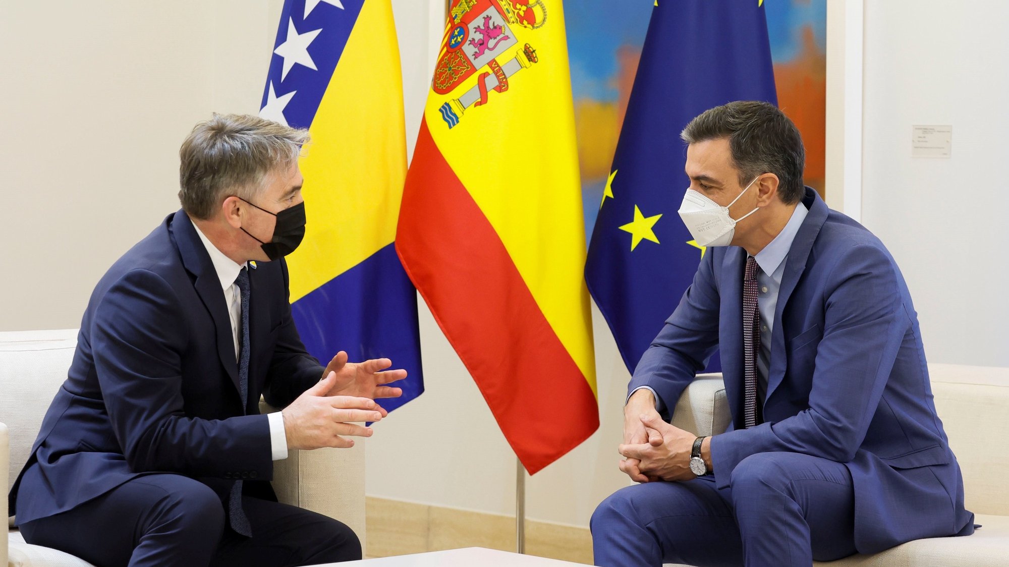 O primeiro-ministro Espanhol Pedro Sanchéz encontra-se com o Presidente da Bósnia-Herzegovina Zeljoko Komsic em Madrid, Espanha