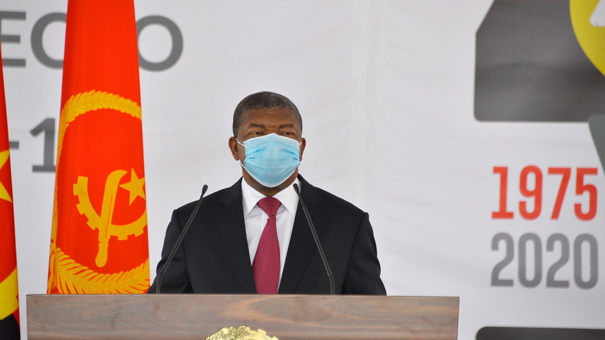 O Presidente de Angola, João Lourenço, durante uma cerimónia que serviu para homenagear as categorias profissionais que se têm destacado na luta contra a pandemia da covid-19, Luanda, Angola, 10 de novembro de 2020.  LUSA