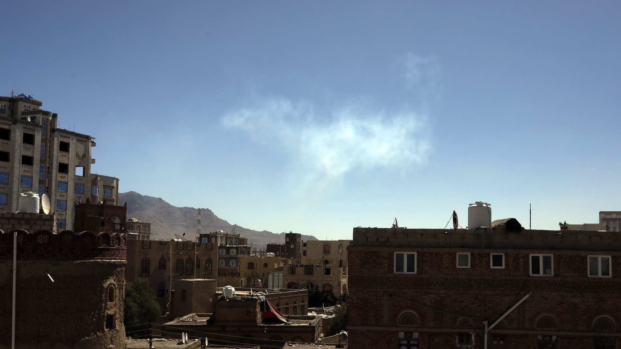 Fumo visível depois de uma coligação saudita na guerra do Iémen ter bombardeado uma prisão