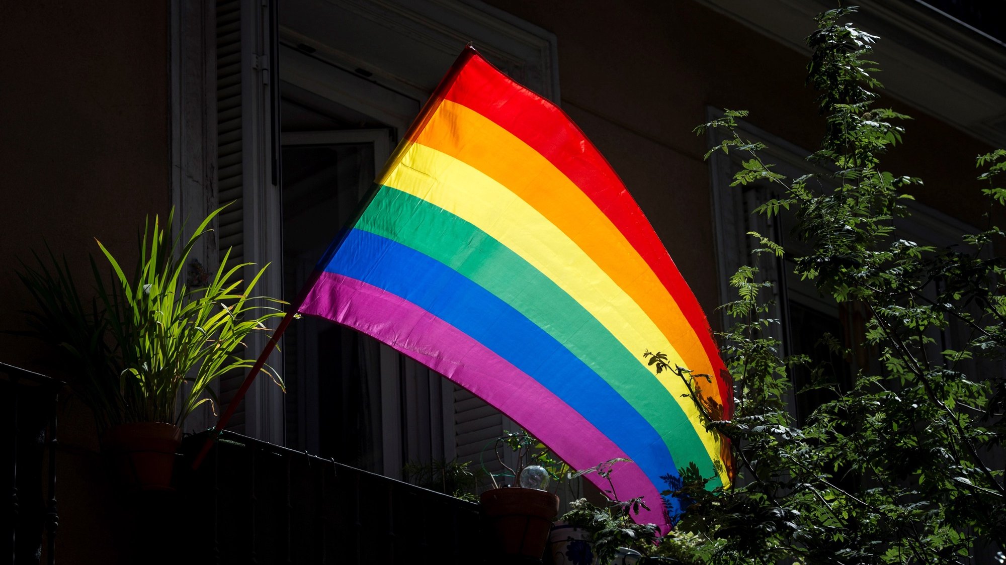 epa08511670 A rainbow flag is seen at the window of a flat in Chueca, known as the &#039;gay neighborhood&#039;, in Madrid, Spain, 27 June 2020.  EPA/Luca Piergiovanni