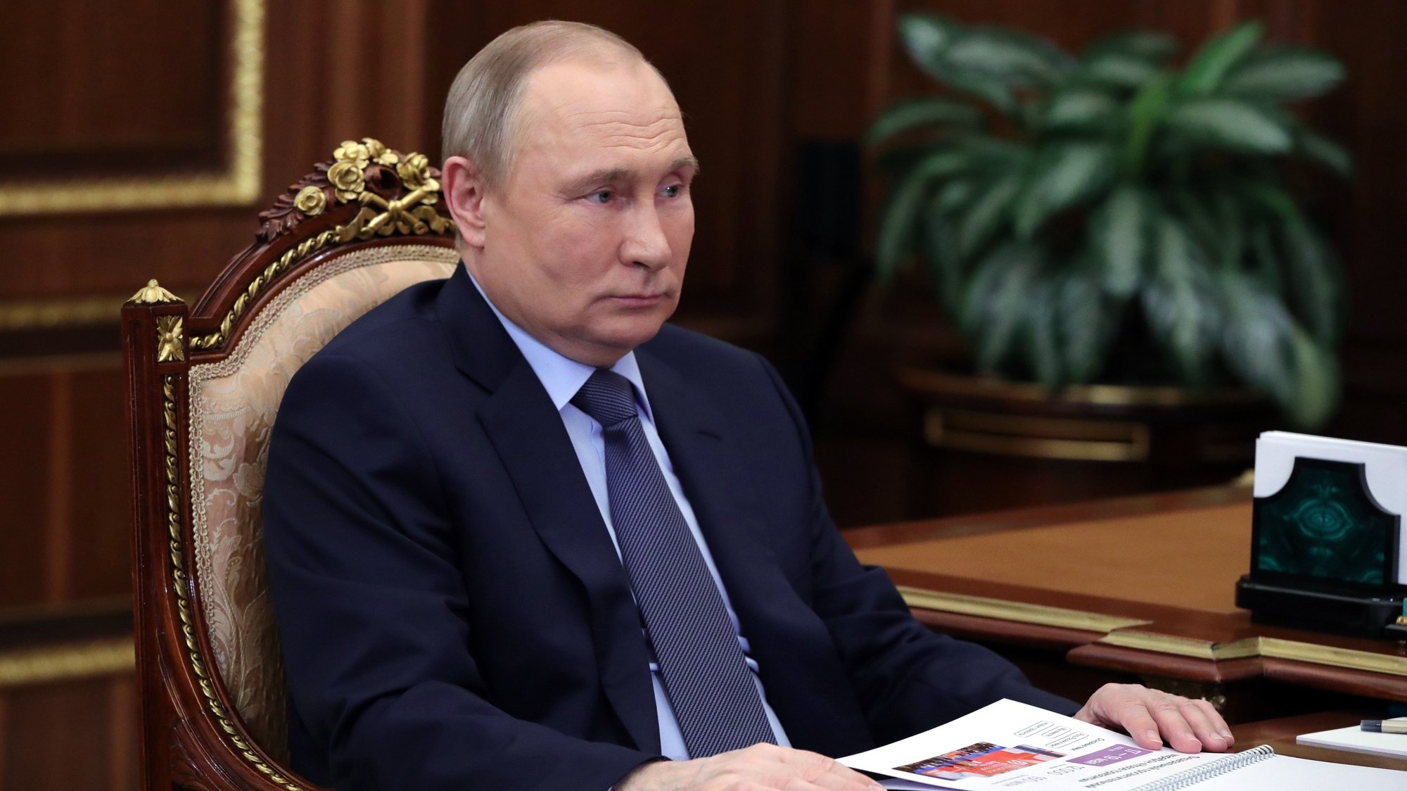 epa09928006 Russian President Vladimir Putin attends a working meeting in Moscow, Russia, 05 May 2022.  EPA/MIKHAIL KLIMENTYEV / KREMLIN / SPUTNIK / POOL MANDATORY CREDIT