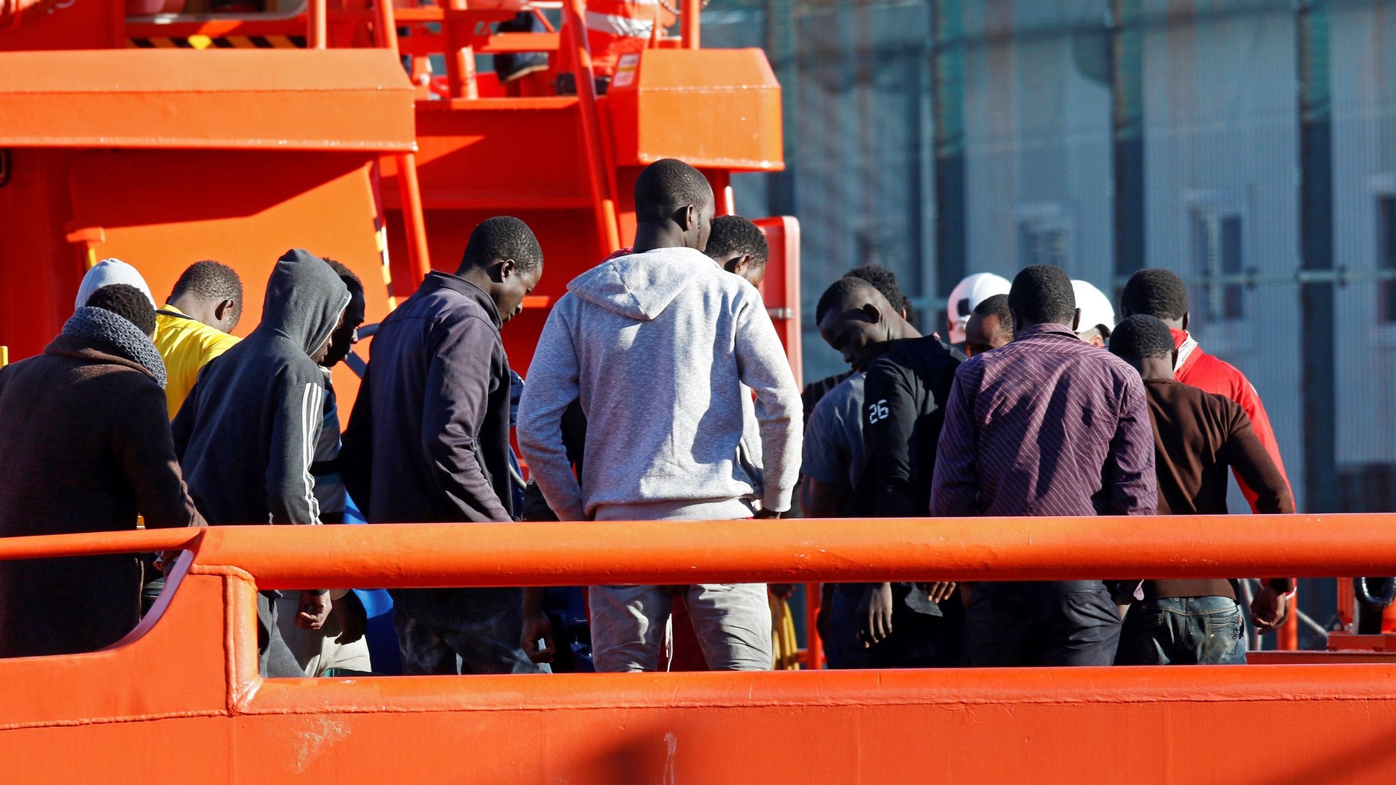 epa06320775 Some of the 20 migrants arriving in port in Almeria, southern Spain, 10 November 2017. Maritime Rescue Services rescued a boat carrying refugees some 38 miles off Almeria coast.  EPA/Carlos Barba