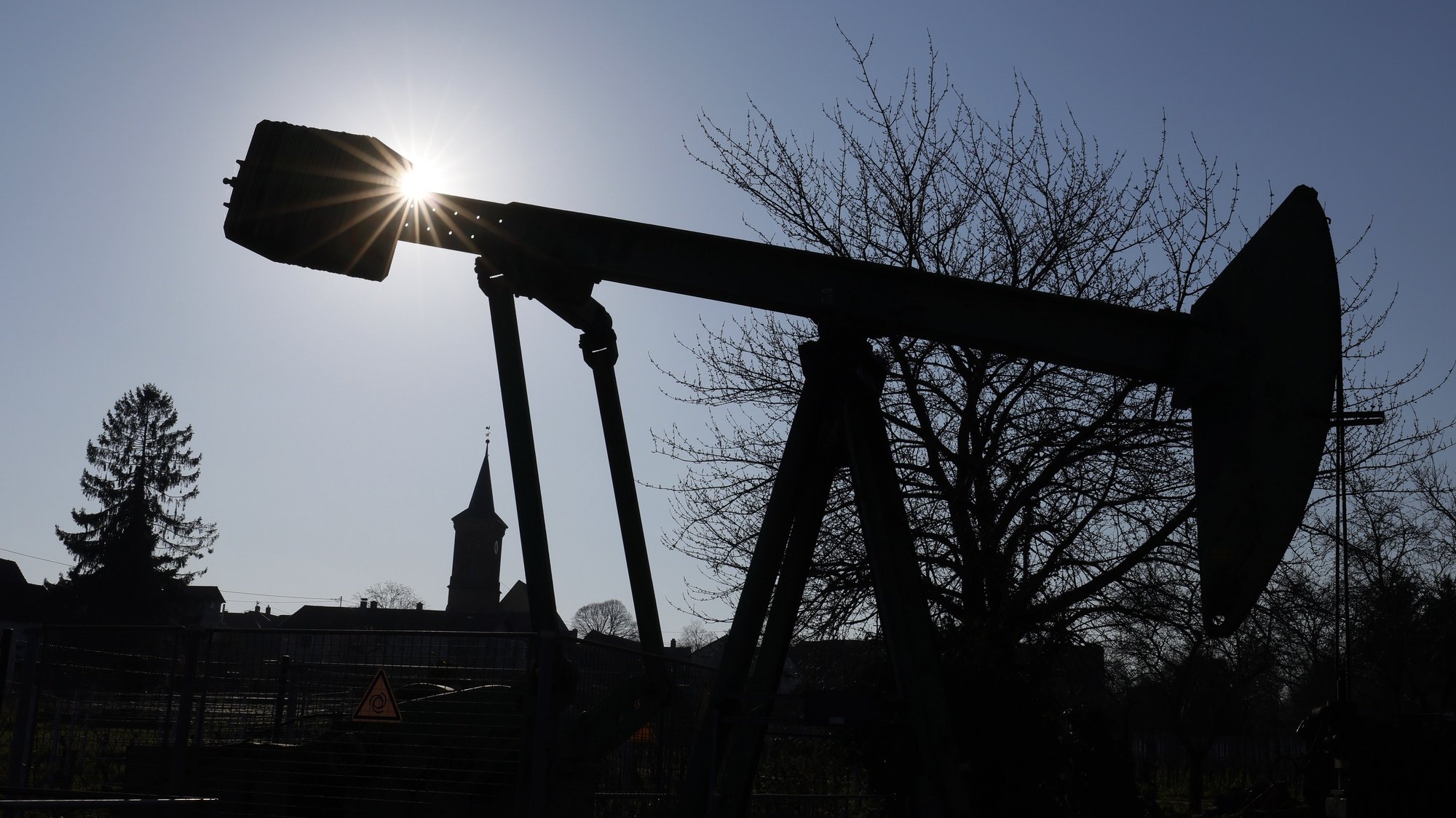 epa09842609 A view of a Crude oil pump in Walsheim near Landau, Germany, 22 March 2022. With a total production of over 4.5 million tons to date, the oil field near Landau is the largest oil field in the Upper Rhine Valley production region.  EPA/RONALD WITTEK