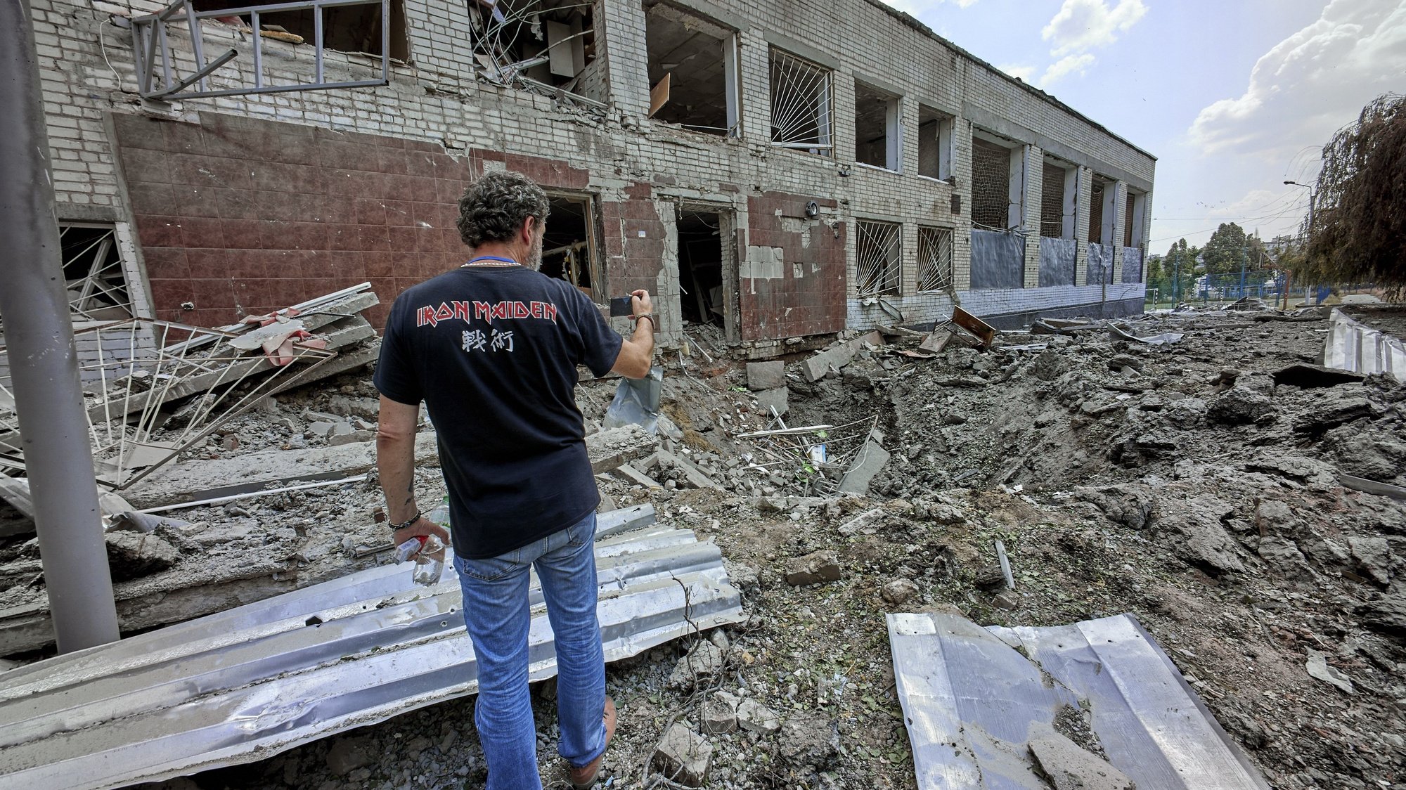 epa10039488 Ukrainian rescuers clean debris at a school hit by a shelling in Kharkiv, Ukraine, 28 June 2022.  Recently, Kharkiv and surrounding areas have been the target of increased shelling and airstrikes by the Russian forces. Russian troops on 24 February invaded Ukrainian territory, starting a conflict that has provoked destruction and a humanitarian crisis.  EPA/SERGEY KOZLOV