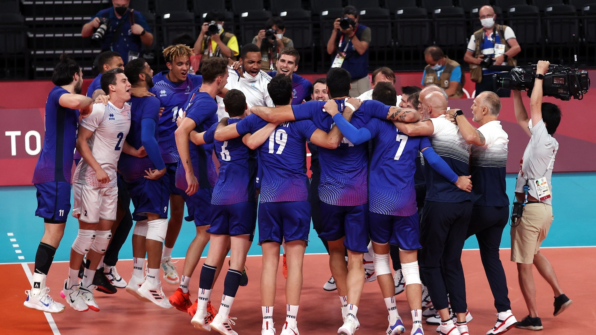 epa09404261 Players of France celebrate after defeating Russia in the Men&#039;s Volleyball gold medal match of the Tokyo 2020 Olympic Games at the Ariake Arena in Tokyo, Japan, 07 August 2021.  EPA/FAZRY ISMAIL