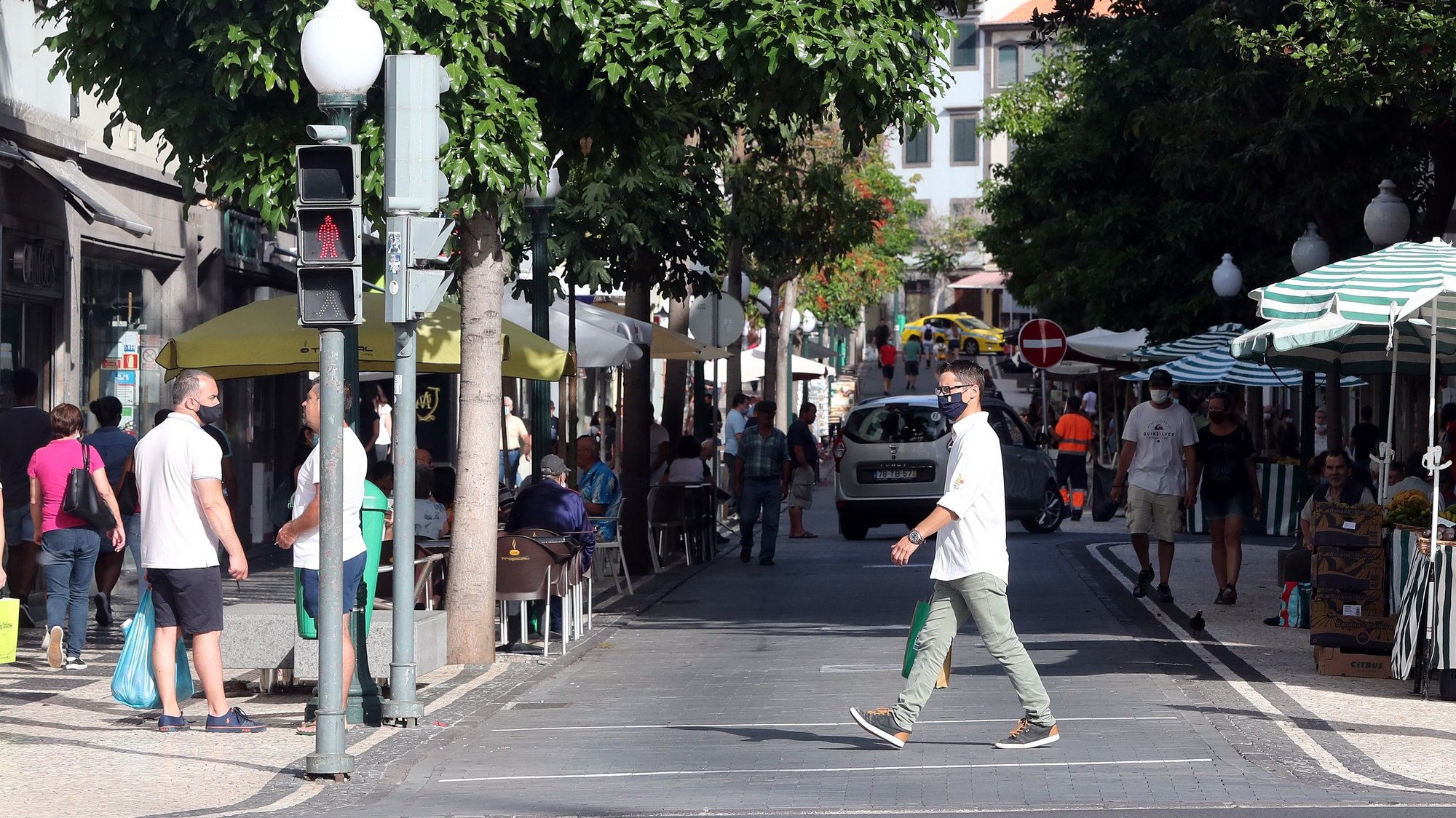 Governo Regional da Madeira determinou o uso obrigatório de máscara no espaço público a partir das 00:00 horas de hoje, no Funchal, 1 de agosto de 2020. HOMEM DE GOUVEIA/LUSA