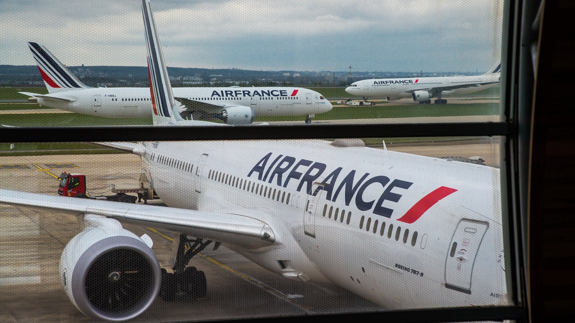 epa09130174 An Air France Boeing 787 bound for Bogota, Colombia,  awaiting loading  of Chinese vaccine SinoVac in Roissy Airport, near Paris, 11 April 2021 (issued 12 April 2021). Airline company Air France KLM Cargo, operated two flies to Cameroon and Colombia with a shipment of Chinese covid19 vaccines SinoPharm and SinoVac through its cargo area of Roissy airport (CDG).  EPA/CHRISTOPHE PETIT TESSON