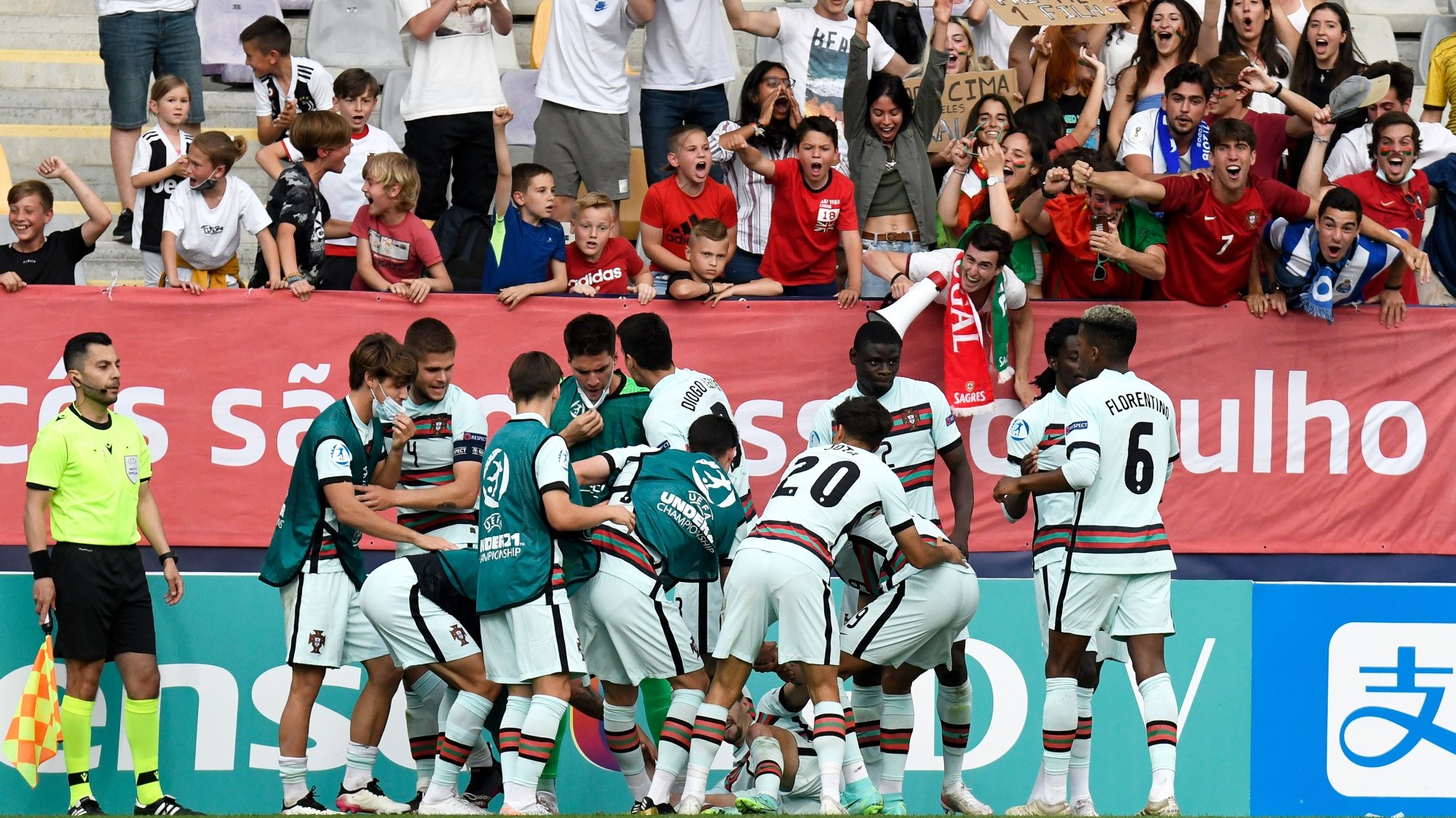 Portugal beneficiou de um autogolo de Cuenca para chegar à terceira final do Europeu Sub-21 e festejar com os muitos adeptos nas bancadas