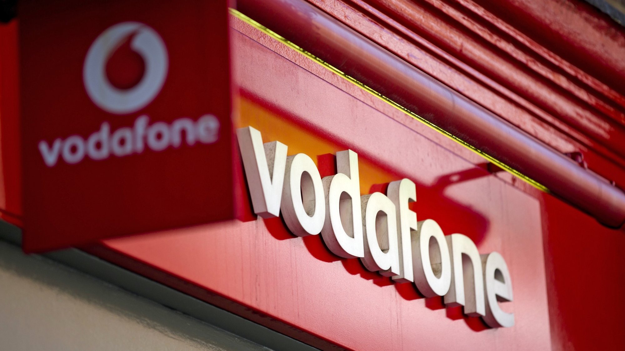 Vodafone sells business in Hungary for 1,800 million euros.  The Hungarian State acquires 49% of the subsidiary