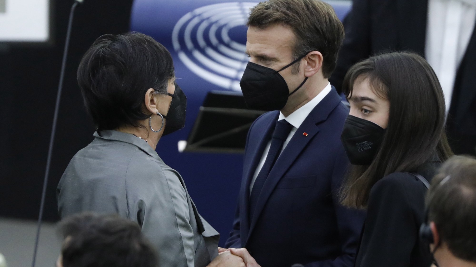 epa09691778 French president Emmanuel Macron (R) greets Alessandra Vittorini, widow of late Parliament&#039;s President David Sassoli during a ceremony to honour the memory of Parliament’s President David Sassoli, who passed away on 11 January, at the European Parliament in Strasbourg, France, 17 January 2022.  EPA/JULIEN WARNAND