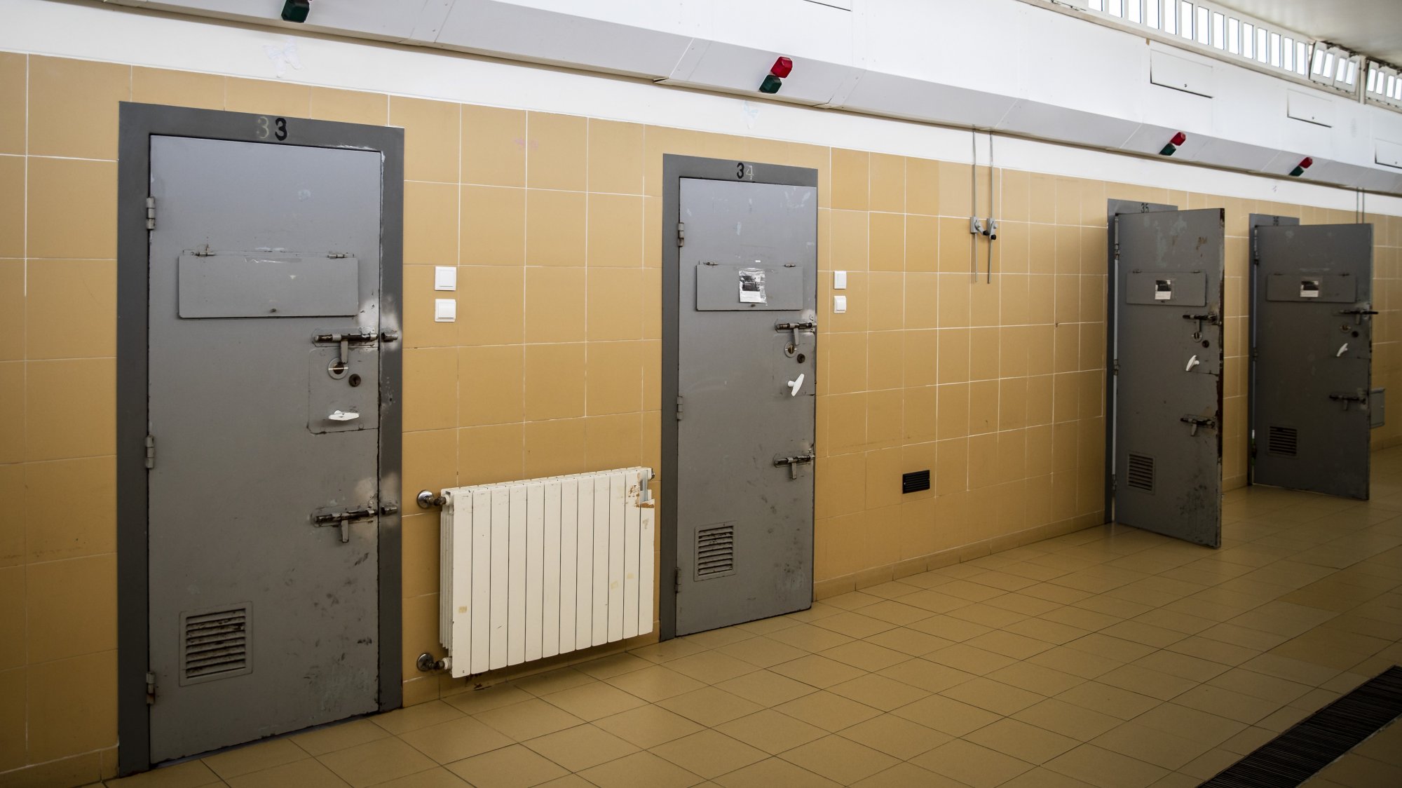 As reclusas infetada foram colocadas num dos pavilhões da cadeia em isolamento