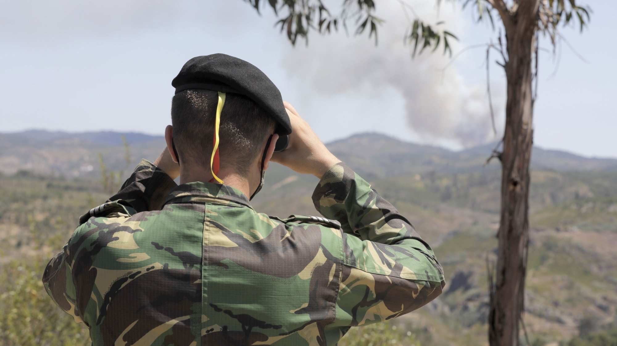 Um militar participa numa ação de patrulhamento do Exército de prevenção de incêndios florestais em Abrantes, 18 de julho de 2020. As Forças Armadas empenham até dia 19 de julho 216 militares distribuídos por 24 equipas (18 do Exército e 6 da Marinha), em ações de patrulhamento dissuasor, em 18 distritos de Portugal Continental. PAULO CUNHA/LUSA