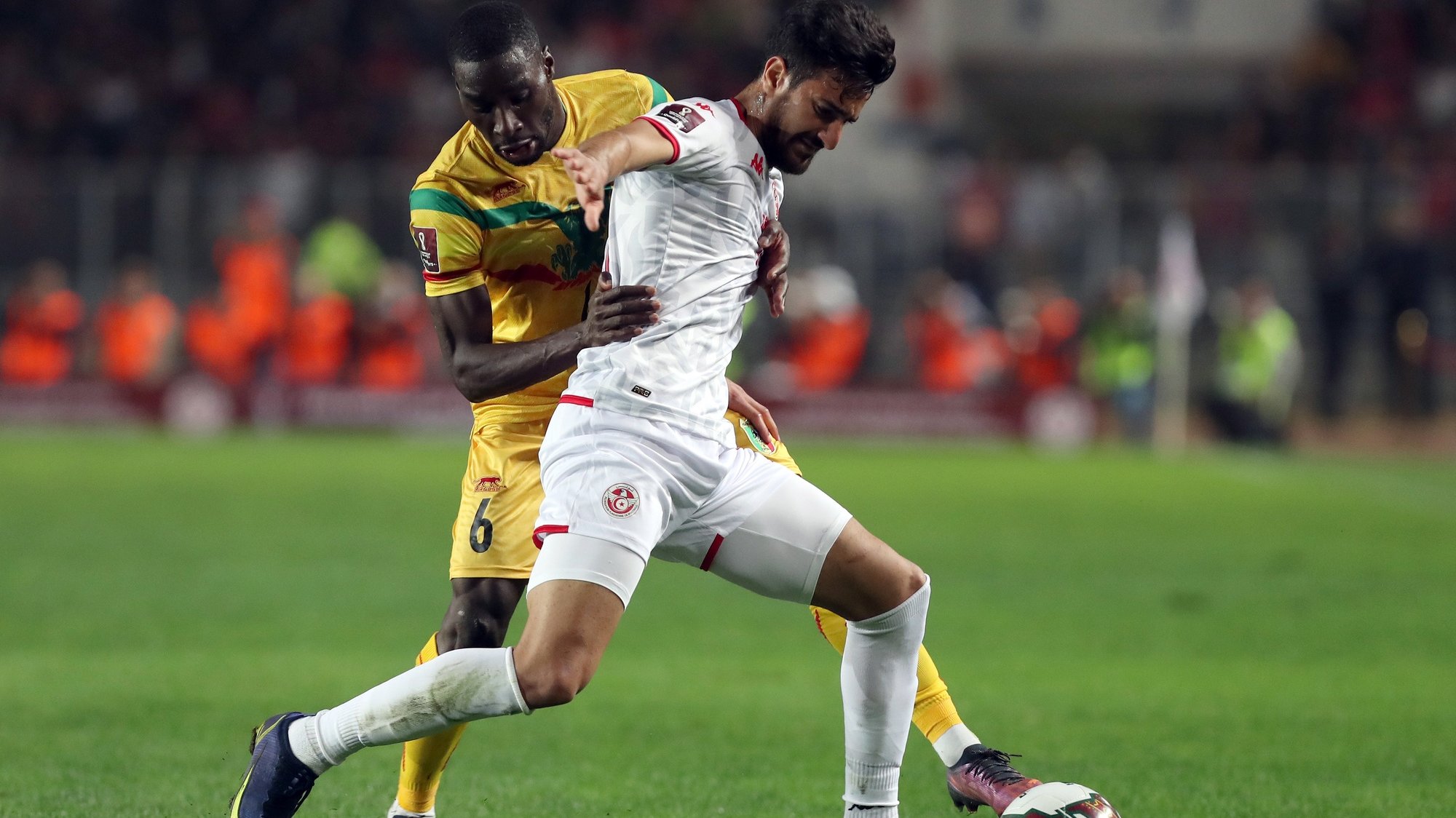 epa09859309 Tunisia&#039;s Mohamed Ali Ben Romdhane (R) vies for the ball with Mali&#039;s Massadio Haidara (L) during the FIFA World Cup Qatar 2022 Africa qualifiers playoff, second leg soccer match between Tunisia and Mali at the Olympic stadium in Rades, Tunis, Tunisia, 29 March 2022.  EPA/MOHAMED MESSARA