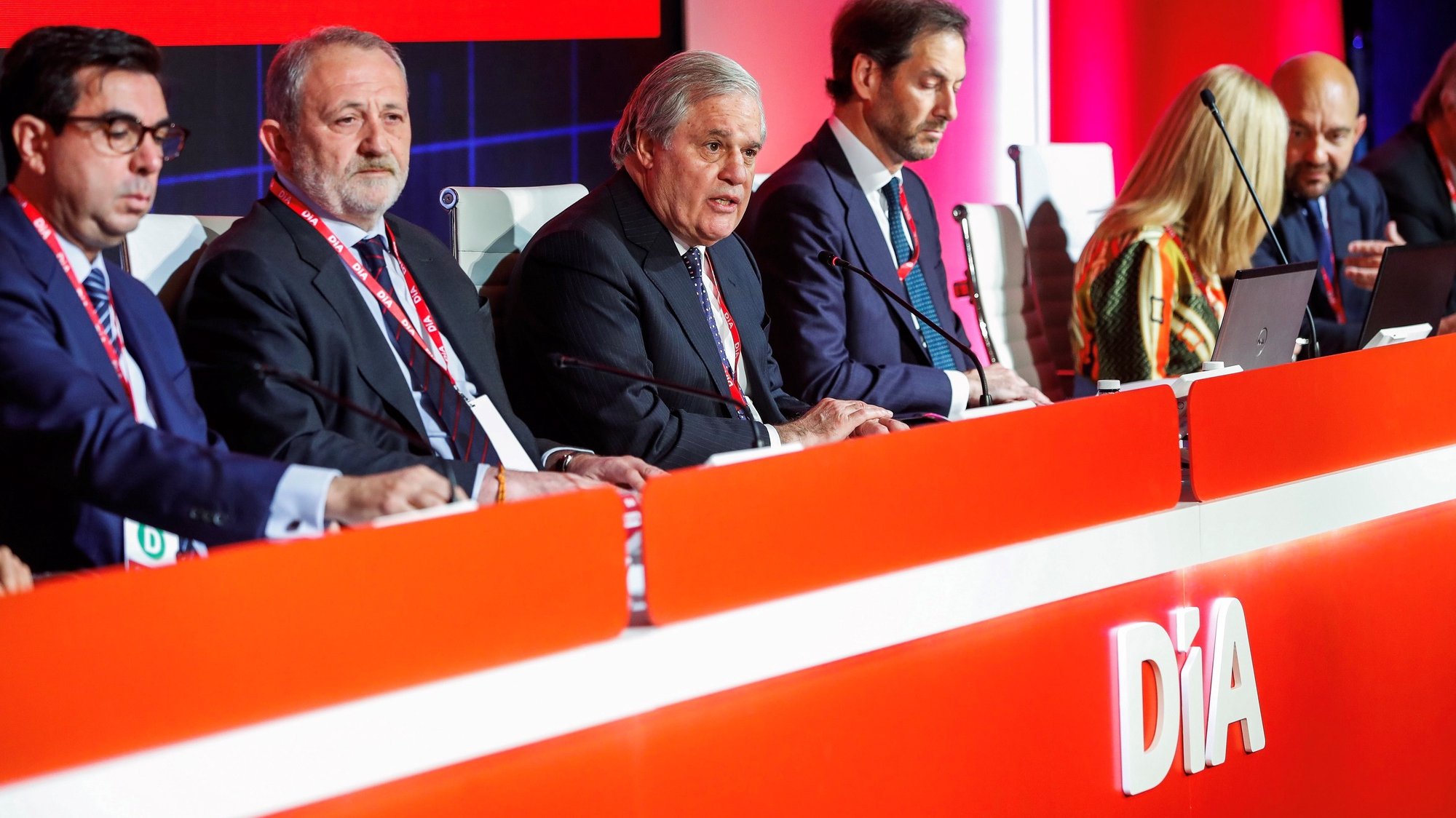 epa07450162 Richard Golding (C), Second Vice Chairman of the Board of Spanish supermarket chain DIA group, delivers a speech during the general meeting of shareholders of the company in Madrid, Spain, 20 March 2019. The general meeting is held amid a deep crisis of the retail group due to financial problems, the fall in sales, accounting irregularities and constant changes in directive board. The company has 43,0000 workers among Spain, Portugal, Brazil and Argentina.  EPA/Emilio Naranjo