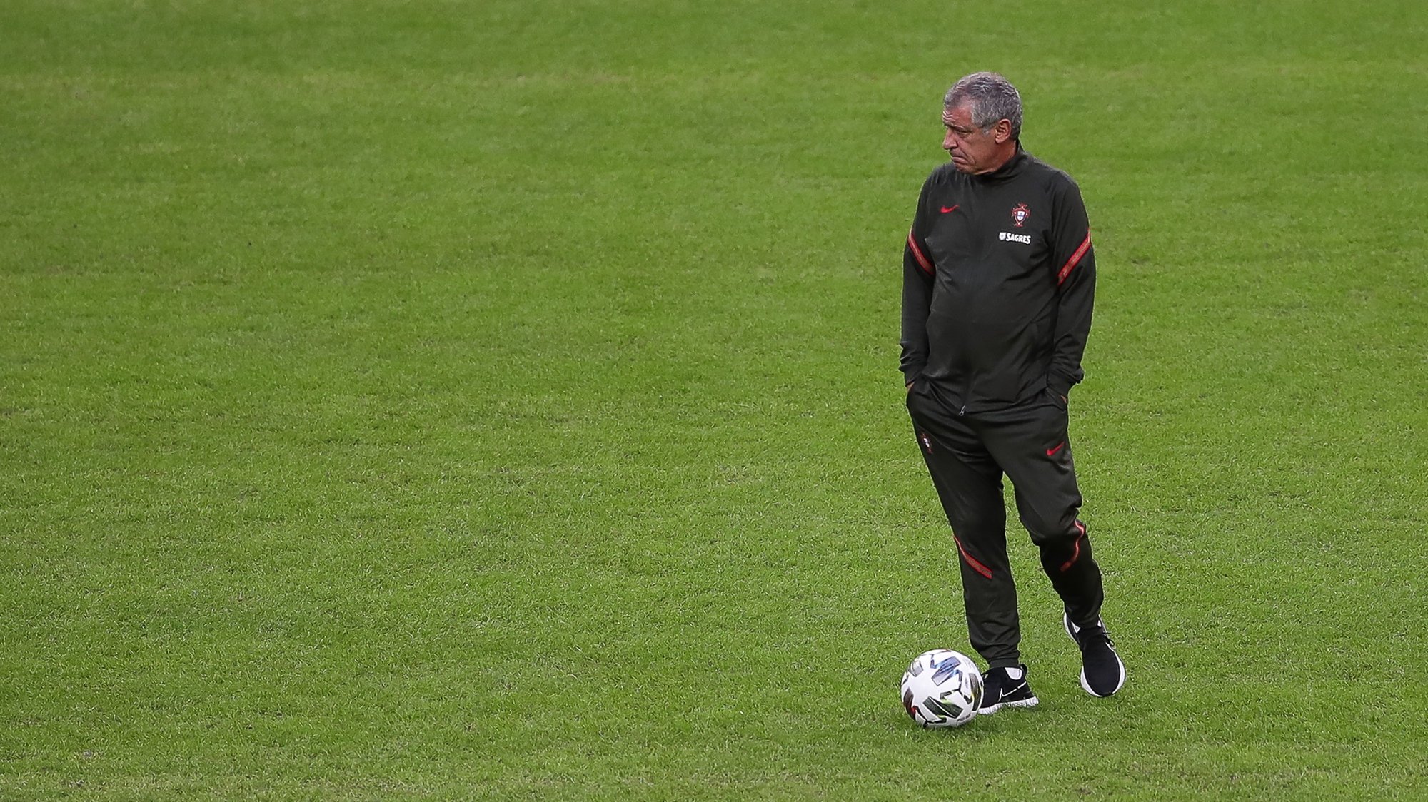 epa08652952 Portugal &#039;s head coach Fernando Santos leads  the team training session at Friends Arena, in Stockholm, Sweden, 07 September 2020. Portugal will face Sweden in a UEFA Nations League match on 08 September.  EPA/MARIO CRUZ