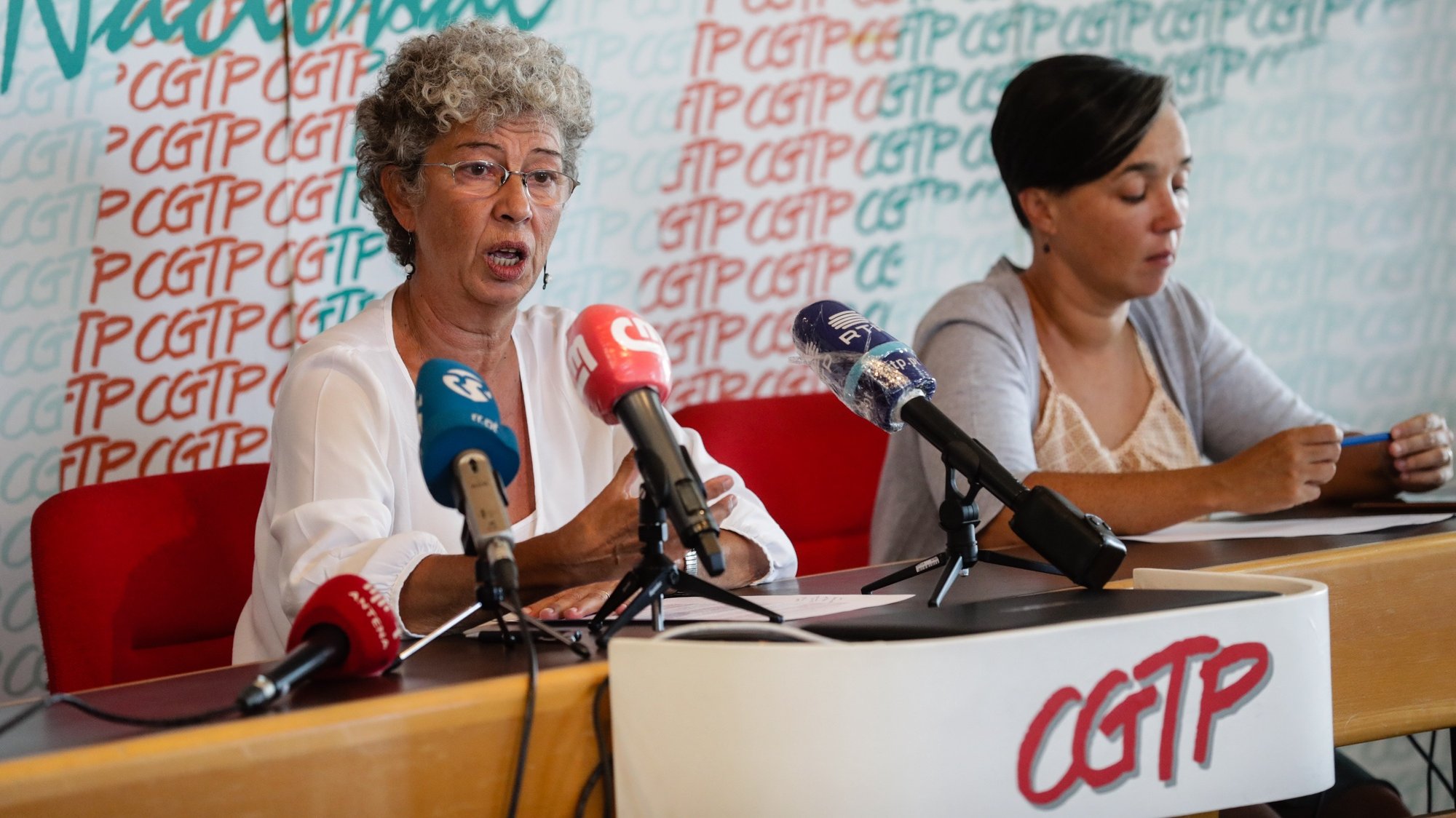 A secretária-geral da CGTP Intersindical, Isabel Camarinha, (E) apresenta à imprensa as conclusões da reunião da Comissão Executiva da central sindical, Lisboa, 31 de agosto de 2020. TIAGO PETINGA/LUSA