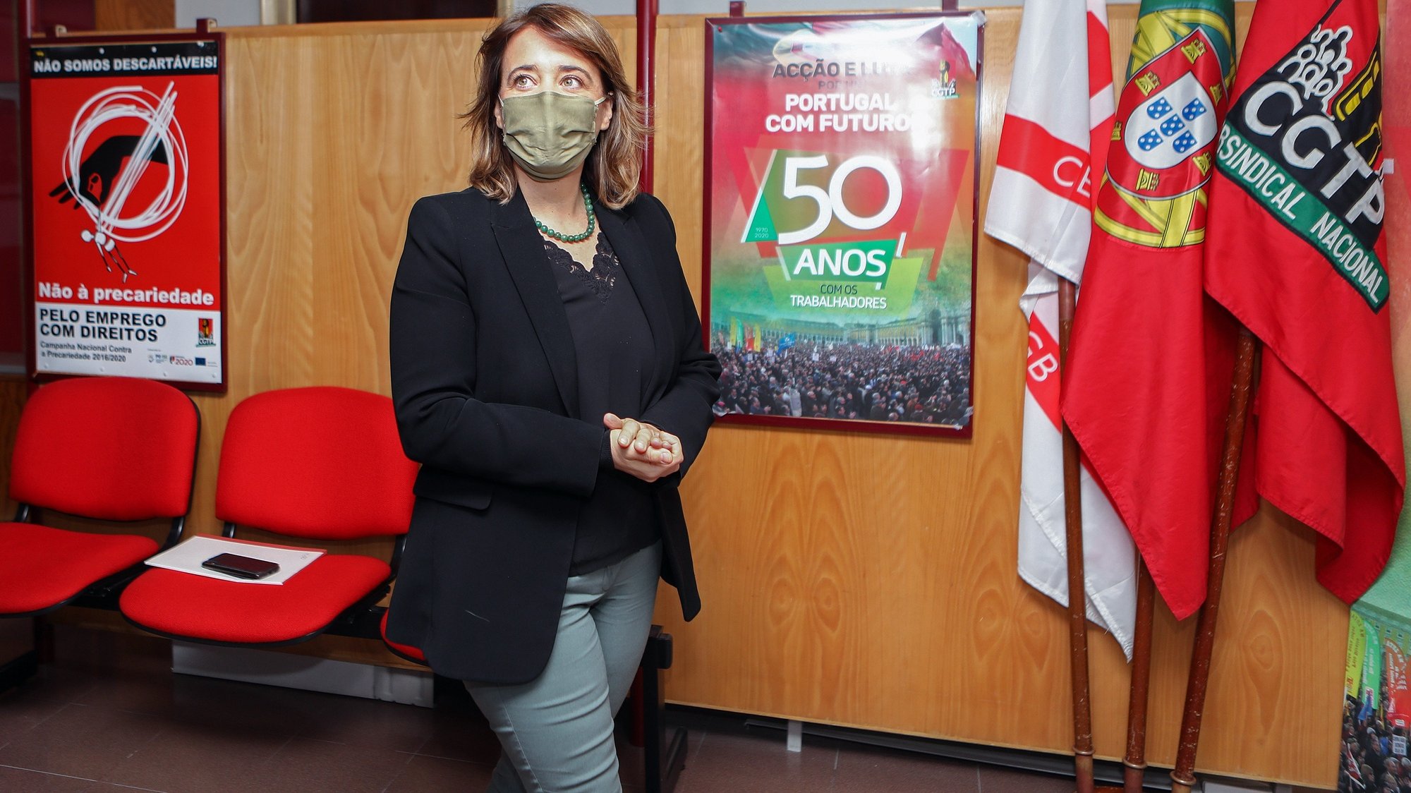 A coordenadora do Bloco de Esquerda (BE), Catarina Martins, prepara-se para falar aos jornalistas após uma reunião com a secretária-geral da CGTP-IN, Isabel Camarinha,  para debater o Orçamento do Estado para 2021, em Lisboa, 10 de novembro de 2020. ANTÓNIO PEDRO SANTOS/LUSA