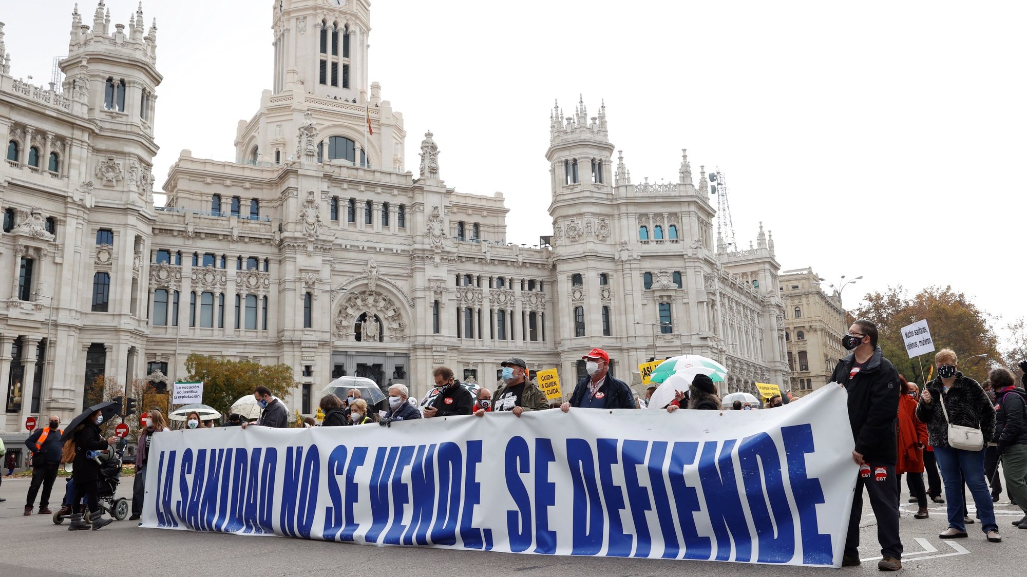 epa08850423 Health workers hold a banner that reads &#039;You don&#039;t sell health, you defend it&#039; as they take part in a protest held in defense of the Public Health system in Madrid, Spain, 29 November 2020.  EPA/Chema Moya