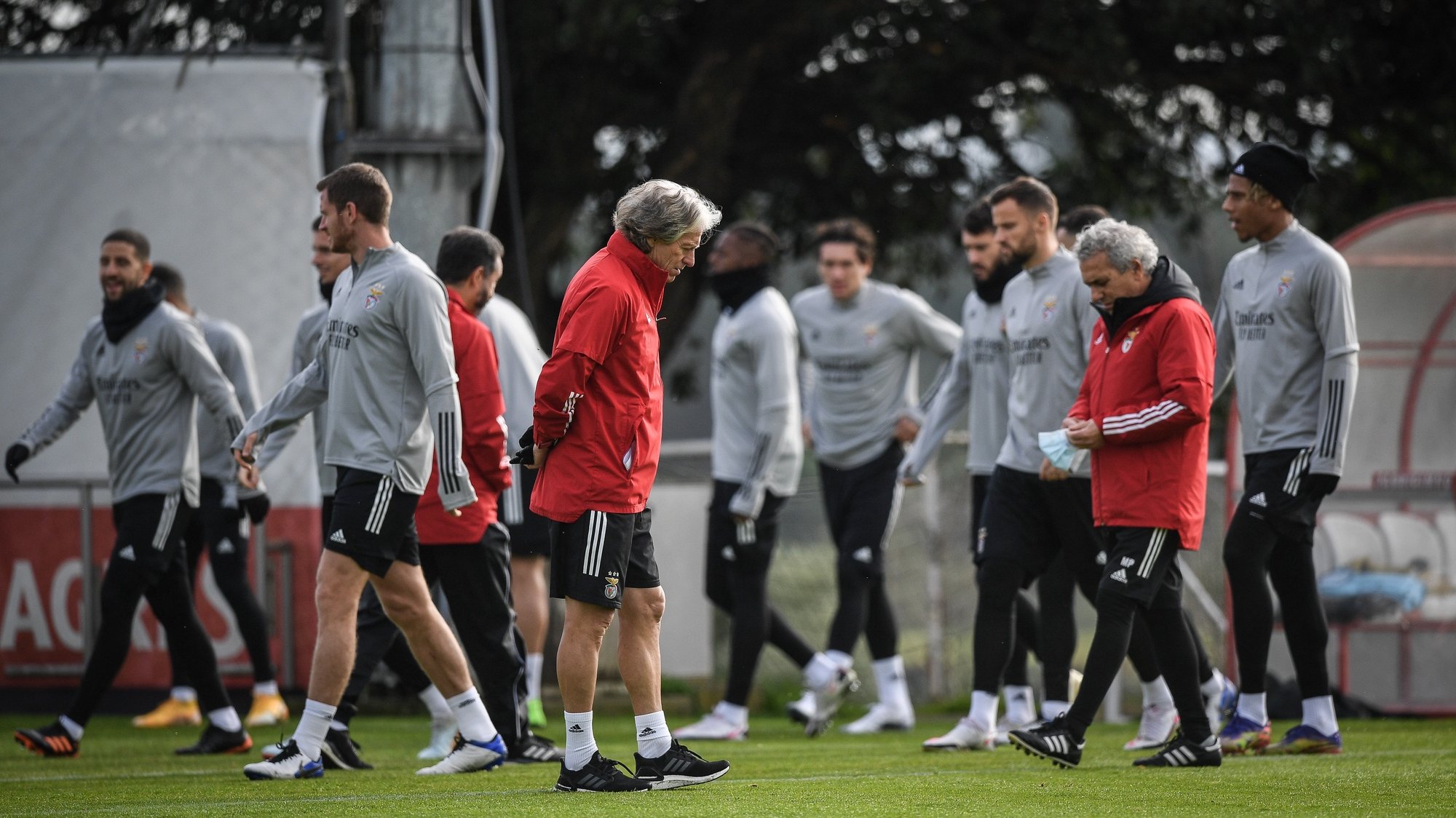 epa08872252 SL Benfica&#039;s coach Jorge Jesus (C) leads a training session at Benfica Campus in Seixal, near Lisbon, Portugal, 9 December 2020. SL Benfica will play against Standard Liege in their UEFA Europa League Group D match on 10 December 2020.  EPA/MARIO CRUZ