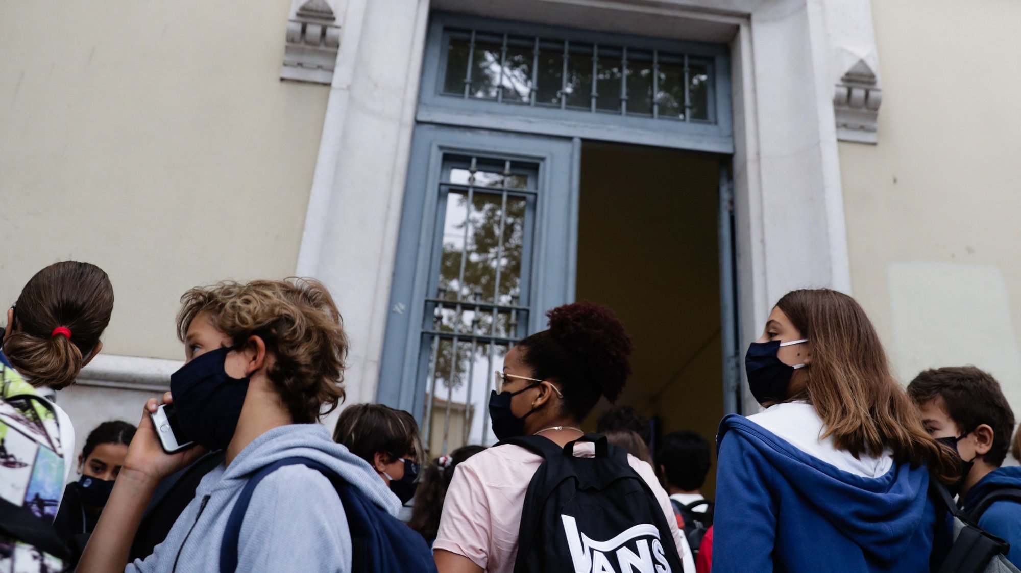 Os mais de mil alunos da Escola Secundária Pedro Nunes têm de entrar todos os dias por uma porta única no primeiro dia de aulas em plena pandemia de Covid-19, em Lisboa, 17 de setembro de 2020. TIAGO PETINGA/LUSA