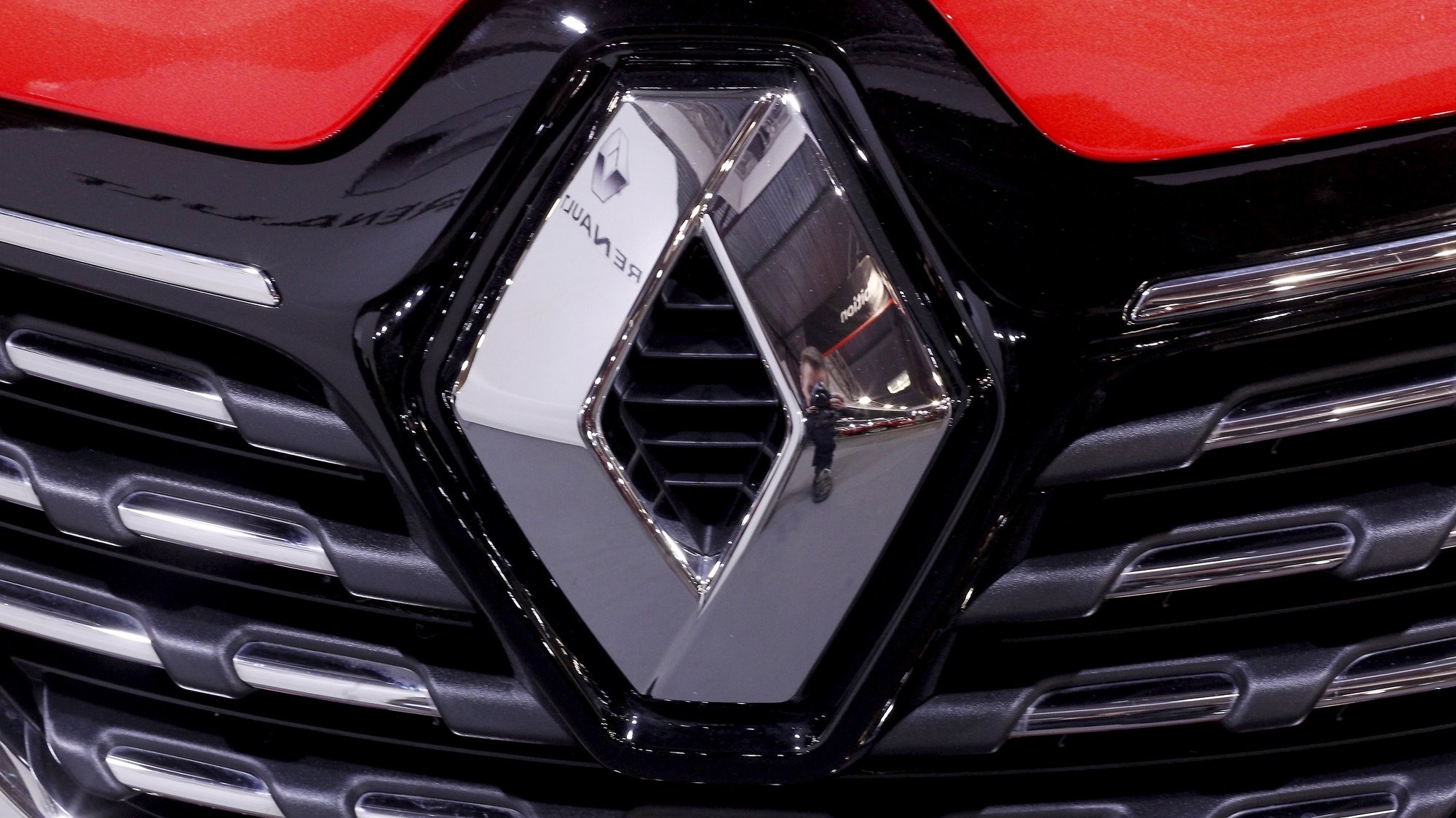 epa08935888 (FILE) - The Renault logo on a vehicle displayed during the International Motor Show Auto 2019 in Riga, Latvia, 13 April 2019  (reissued 13 January 2021). Groupe Renault CEO Luca de Meo will present the French carmaker&#039;s strategic plans called &#039;Renaulution&#039; at the group&#039;s headquarters on 14 January 2021.  EPA/TOMS KALNINS *** Local Caption *** 56244371