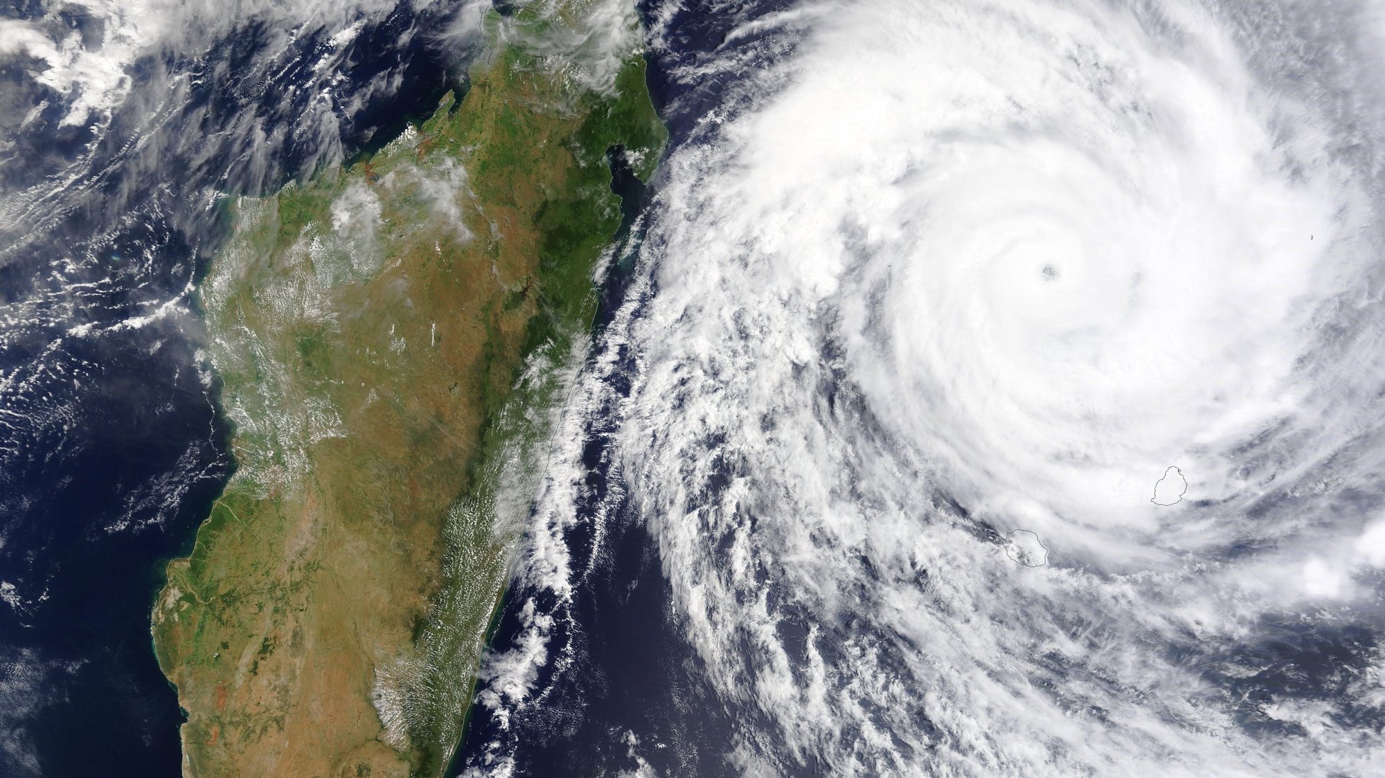 Uma imagem de satélite mostra a aproximação do ciclone tropical Emnati de Madagáscar
