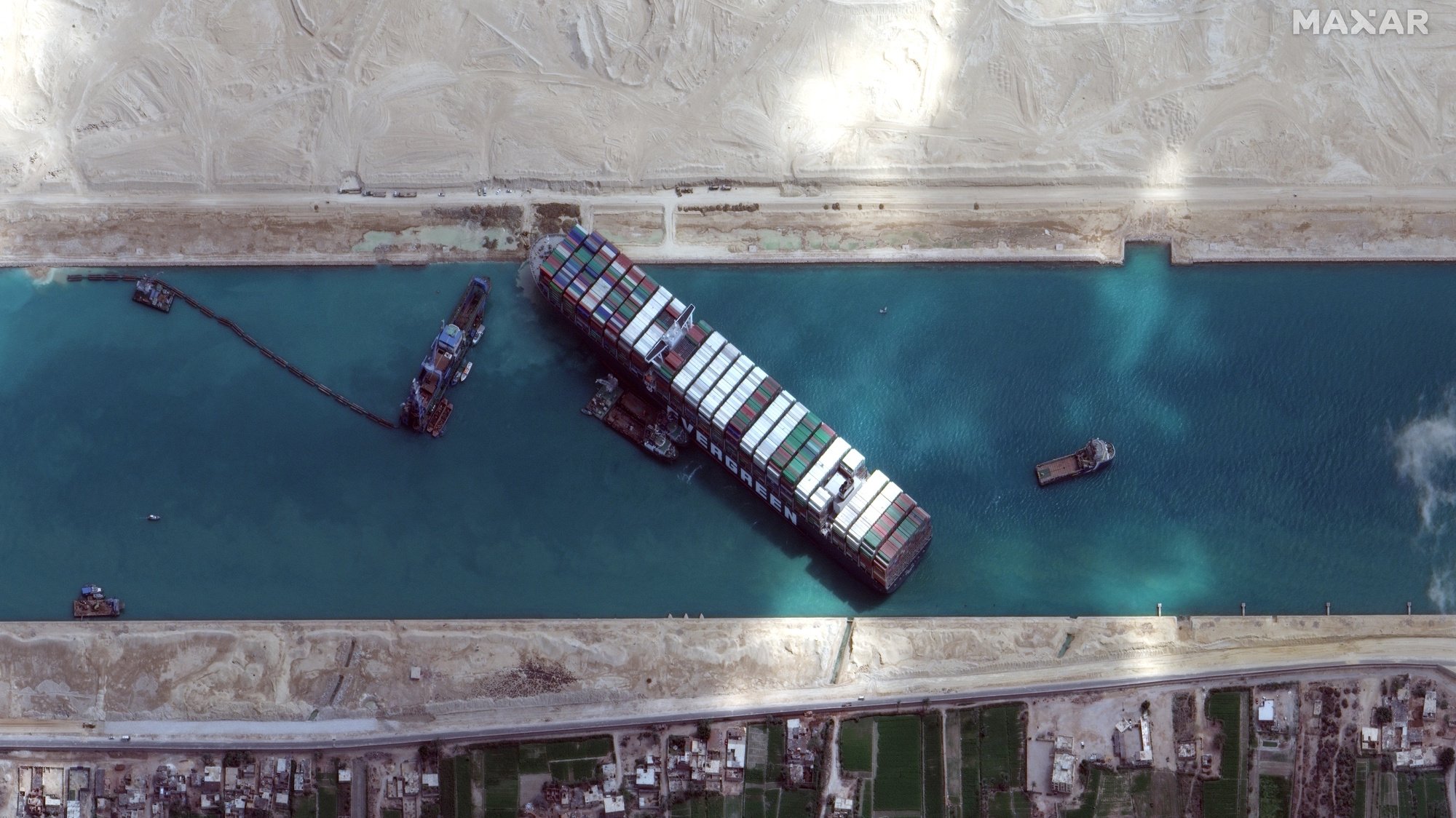 epa09103099 A handout satellite image made available by MAXAR Technologies shows excavation around the bow of the &#039;Ever Given&#039; and dredging operations in progress, in the Suez Canal, Egypt, 28 March 2021. The large container ship Ever Given ran aground in the Suez Canal on 23 March, blocking passage of other ships and causing a traffic jam for cargo vessels.  EPA/MAXAR TECHNOLOGIES HANDOUT MANDATORY CREDIT: SATELLITE IMAGE 2020 MAXAR TECHNOLOGIES -- the watermark may not be removed/cropped -- HANDOUT EDITORIAL USE ONLY/NO SALES