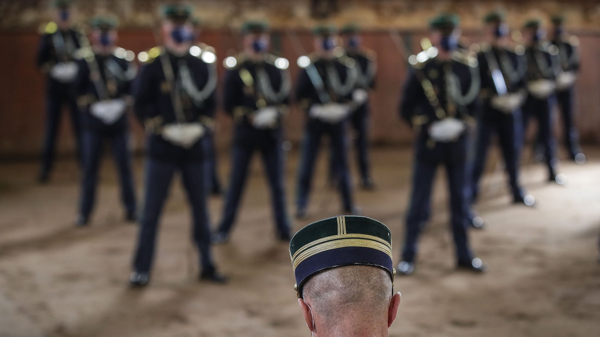 Cerimónia de entrega das espadas aos novos oficiais da Guarda Nacional Republicana (GNR), no 4.º Esquadrão da Unidade de Segurança e Honras de Estado, em Lisboa, 2 de outubro de 2020. MÁRIO CRUZ/LUSA
