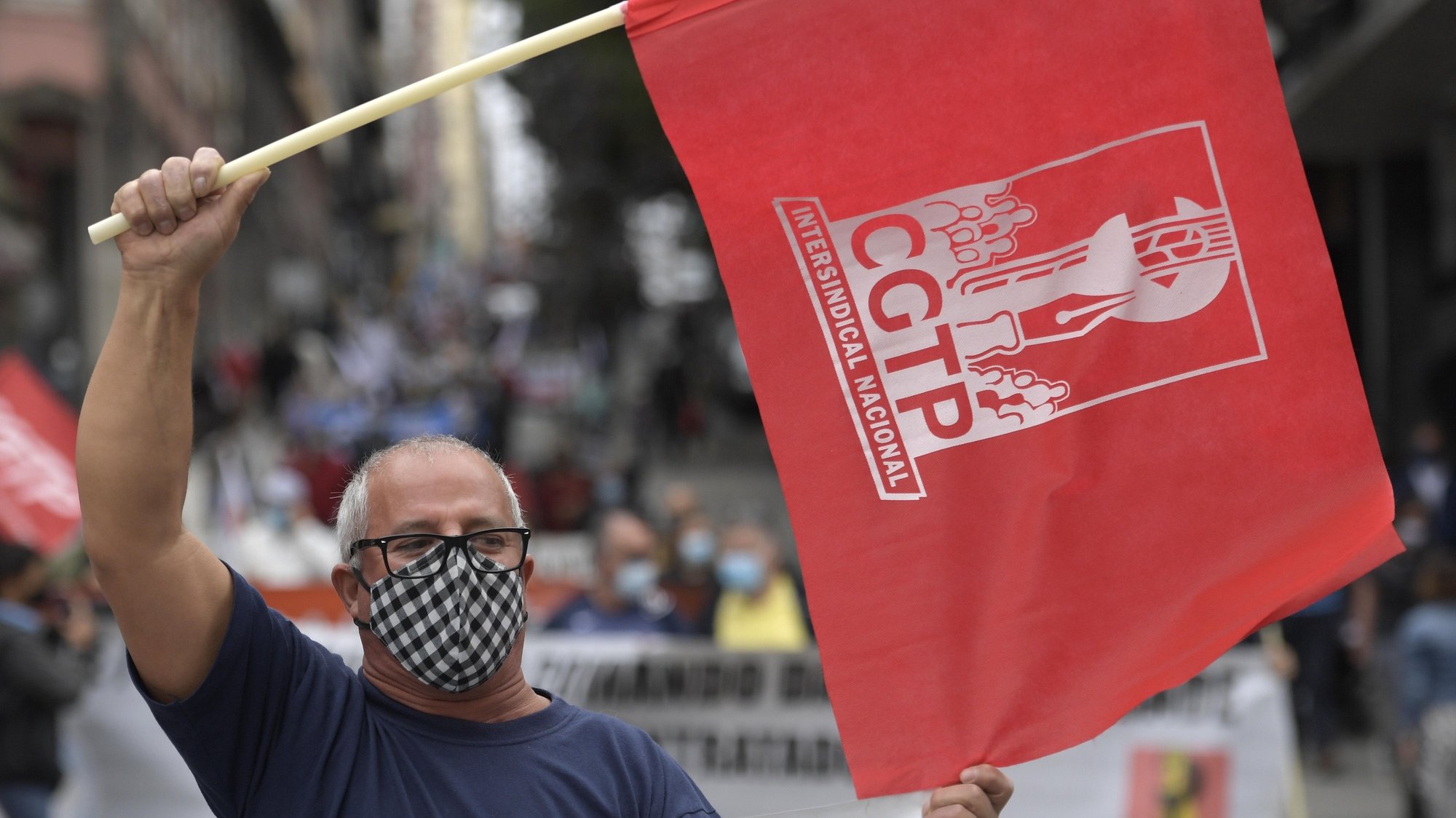 Um manifestante protesta durante uma ação de luta nacional promovida pela CGTP-IN, subordinada ao tema &quot;Aumentar os salários! Desenvolver o País&quot;, no Porto, 26 de setembro de 2020. FERNANDO VELUDO/LUSA