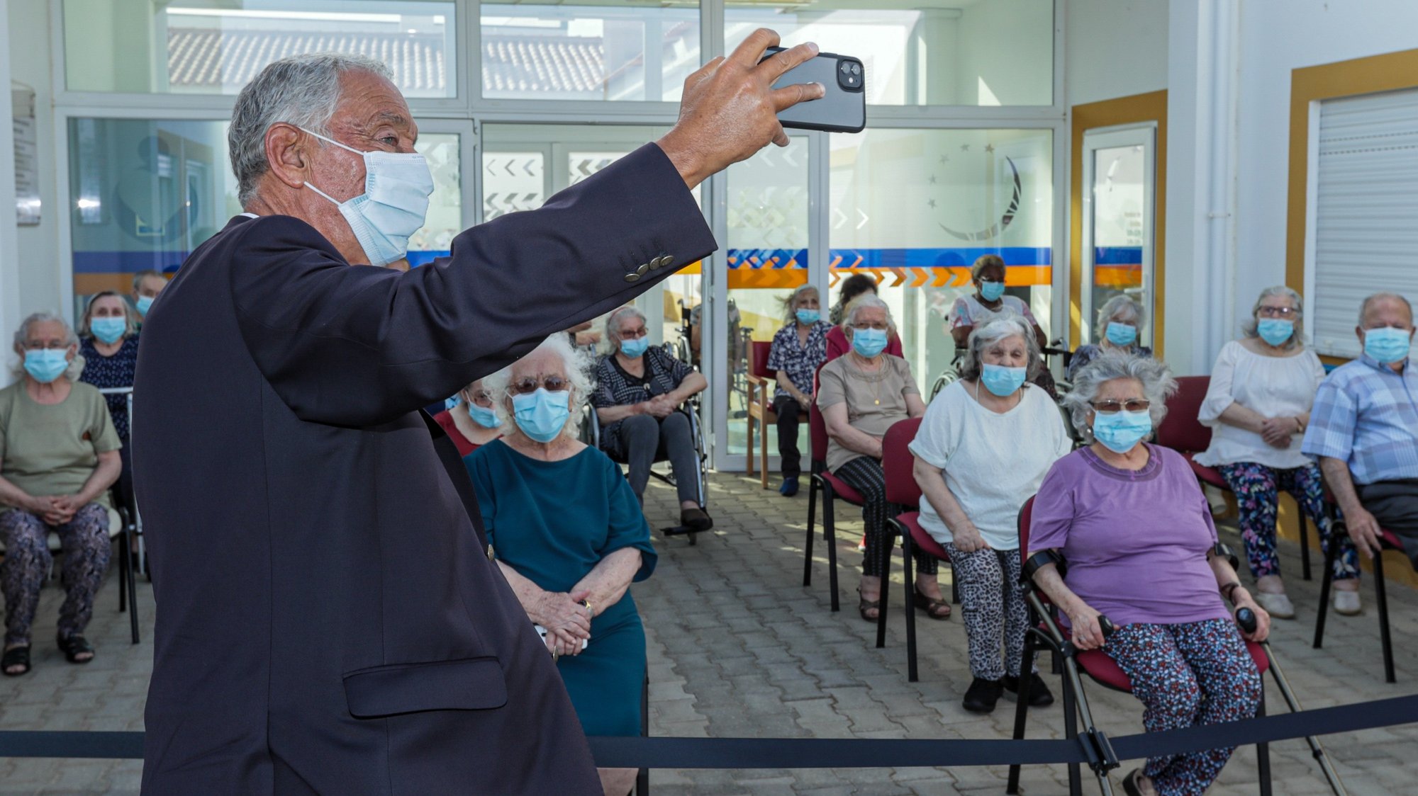 O Presidente da República, Marcelo Rebelo de Sousa, tira uma selfie com utentes durante a visita ao Centro Paroquial, em Martim Longo, Alcoutim, 13 de setembro de 2020. LUÍS FORRA/LUSA