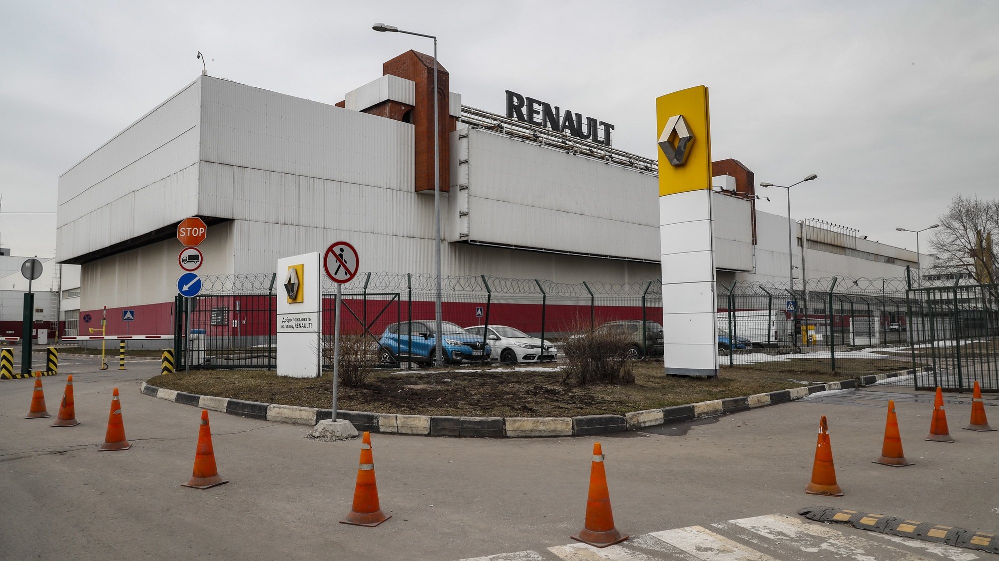epa09848685 Exterior view of the Renault Group plant in Moscow, Russia, 25 March 2022. The Renault Group has announced that it is suspending the operation of its plant in Moscow. CJSC Renault Russia was created in 1998 as a joint venture between Renault and the Moscow government and subsequently bought out completely by the French by the end of 2012. The company produced crossovers Renault Duster, Renault Kaptur, Nissan Terrano, and coupe-crossover Renault Arkana.  EPA/YURI KOCHETKOV