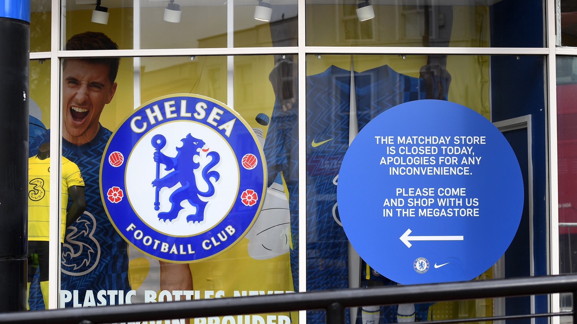 epa09820742 Chelsea Football Club&#039;s fan shop is closed at Stamford Bridge in London, Britain 13 March 2022. Chelsea FC owner Roman Abramovich has been sanctioned by the UK government as part of its response to Russia&#039;s invasion of Ukraine.  EPA/ANDY RAIN