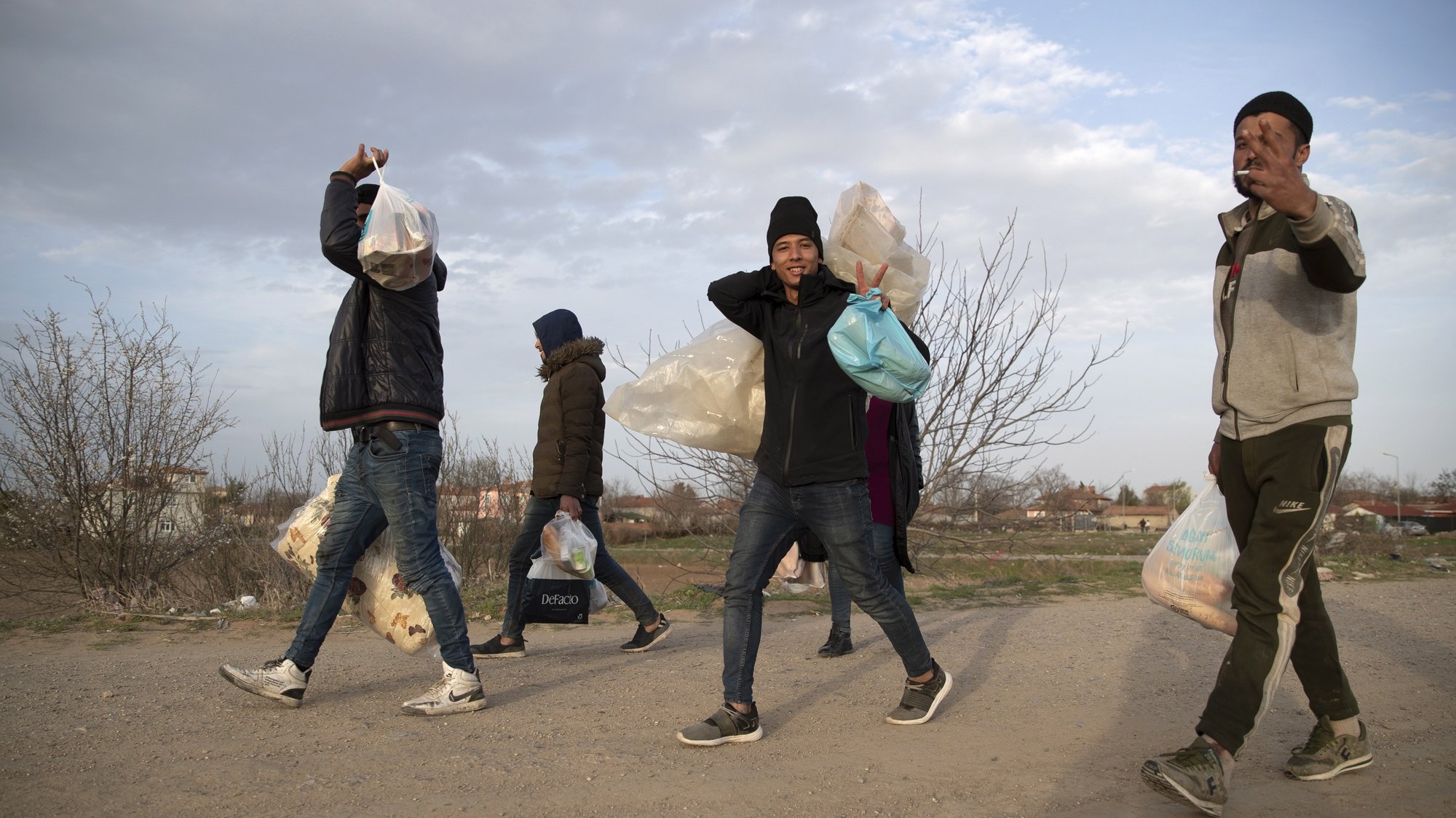 Refugiados e migrantes perto da fronteira grega, Turquia.