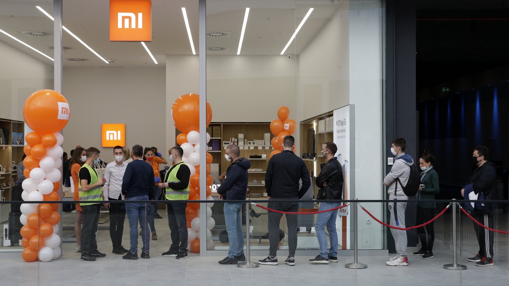 epa08786319 Shoppers wait in line in front of a Xiaomi store at the Galerija Belgrade shopping mall in Belgrade, Serbia, 30 October 2020. Galerija shopping mall is a new 300,000 square-meter retail property funded by Eagle Hills, the Abu Dhabi based private investment and real estate development company. Galerija Belgrade claims to be the largest entertainment, shopping, and gourmet destination in the Southern-Eastern Europe&#039;s  region.  EPA/ANDREJ CUKIC