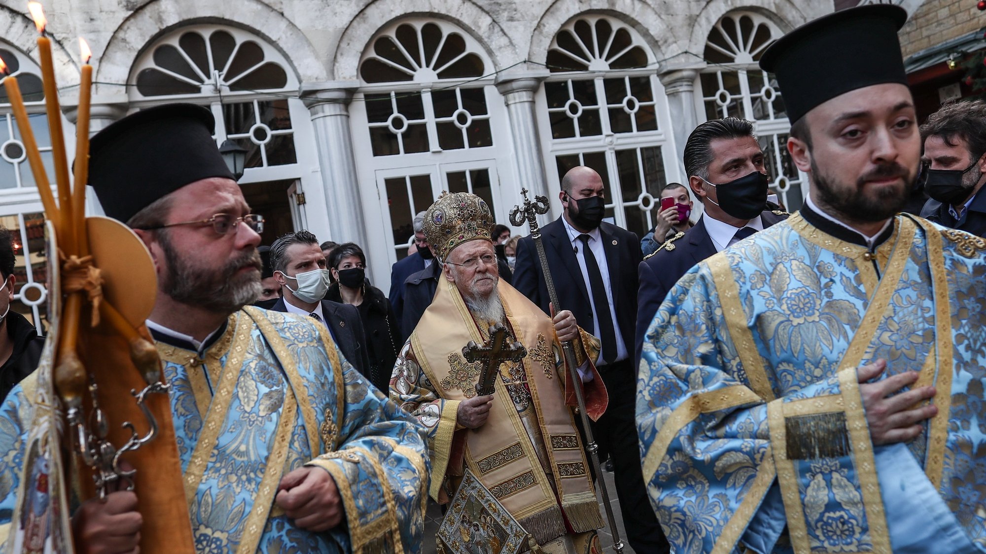 epa08921817 Greek Orthodox Ecumenical Patriarch Bartholomew I (C) of Constantinople leads the service during the Epiphany Day ceremony in Istanbul, Turkey, 06 January 2021.  EPA/SEDAT SUNA