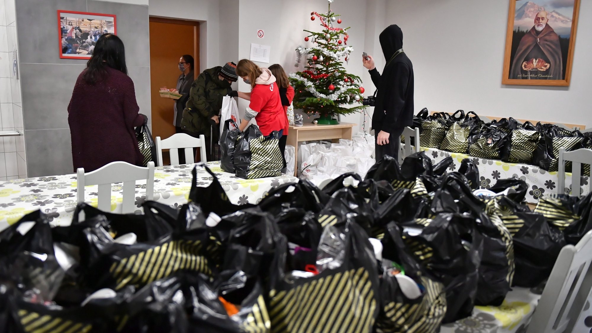 epa08902237 Christmas Eve parcels prepared by Caritas Archdiocese of Gdansk are handed over to the homeless and needy in Sopot, Poland 24 December 2020. Due to the coronavirus pandemic in Poland, this year there are no traditional Christmas Eve suppers for the lonely, the poor and the homeless.  EPA/ADAM WARZAWA POLAND OUT