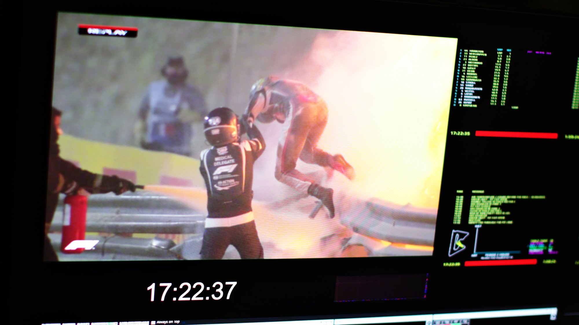 Uma imagem das imagens que chegavam aos ecrãs das equipas e onde foi possível ver a fuga de Romain Grosjean após o acidente