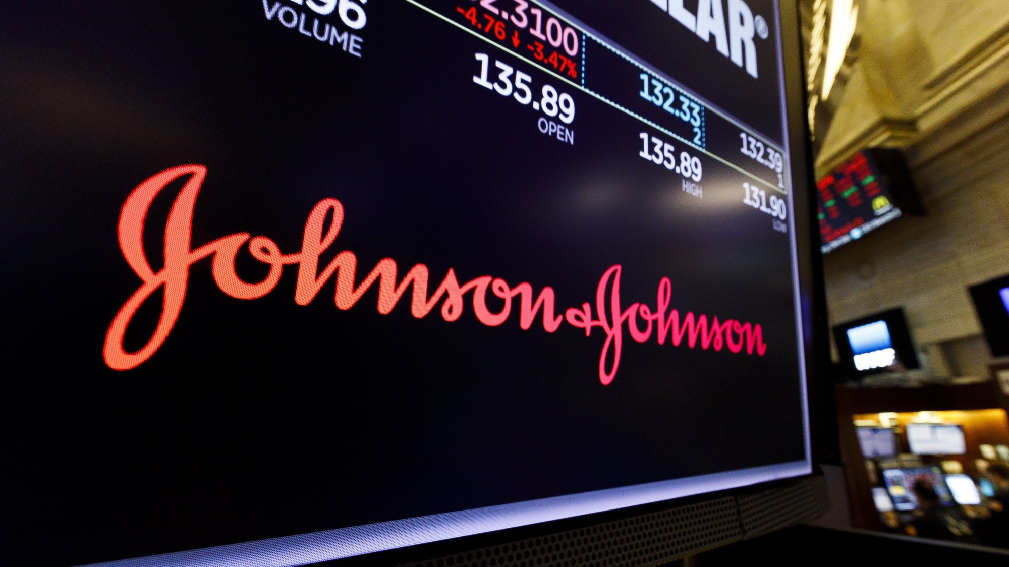 epa08963652 (FILE) - A screen shows the logo for the pharmaceutical company Johnson and Johnson on the floor of the New York Stock Exchange in New York, New York, USA, 29 May 2019 (reissued 25 January 2021). Johnson and Johnson is to publish their 4th quarter 2020 results on 26 January 2021.  EPA/JUSTIN LANE *** Local Caption *** 55233447