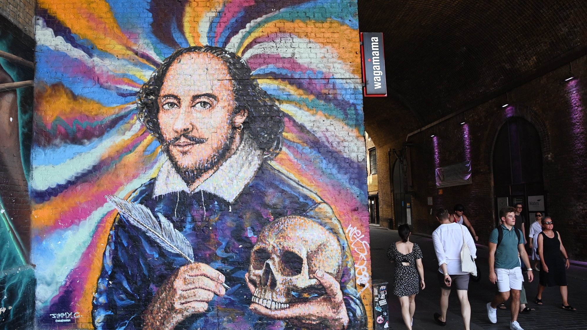 epa08577602 Pedestrians walk past a street art piece depicting William Shakespeare in London, Britain, 31 July 2020.  EPA/FACUNDO ARRIZABALAGA