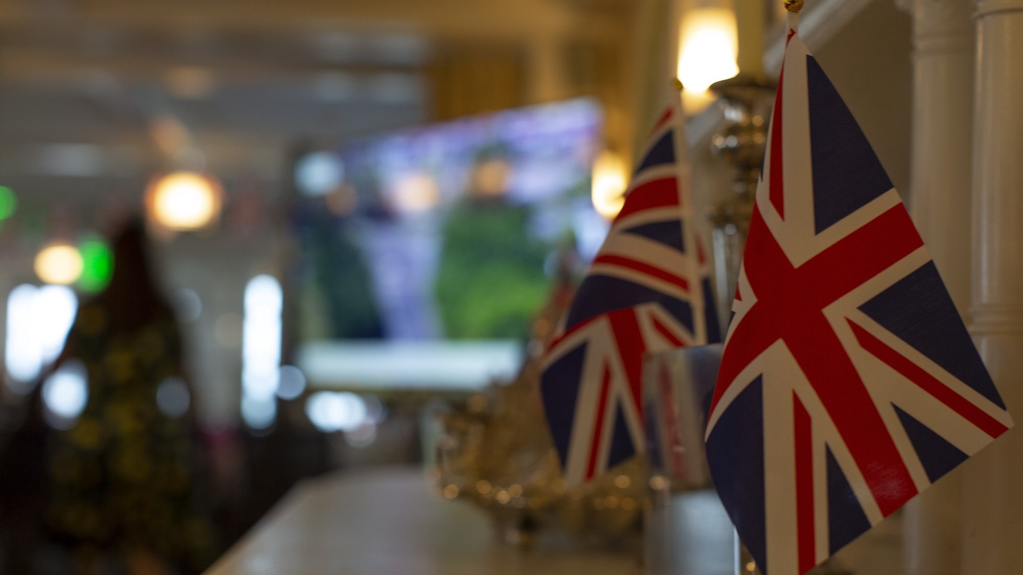 epa06749399 Union Jack flags adorn table tops at a watch party of the royal wedding ceremony of Britain&#039;s Prince Harry and Meghan Markle, Duke and Duchess of Sussex, at St George&#039;s Chapel in Windsor Castle, in Westerly, Rhode Island, USA, 19 May 2018.  EPA/CJ GUNTHER