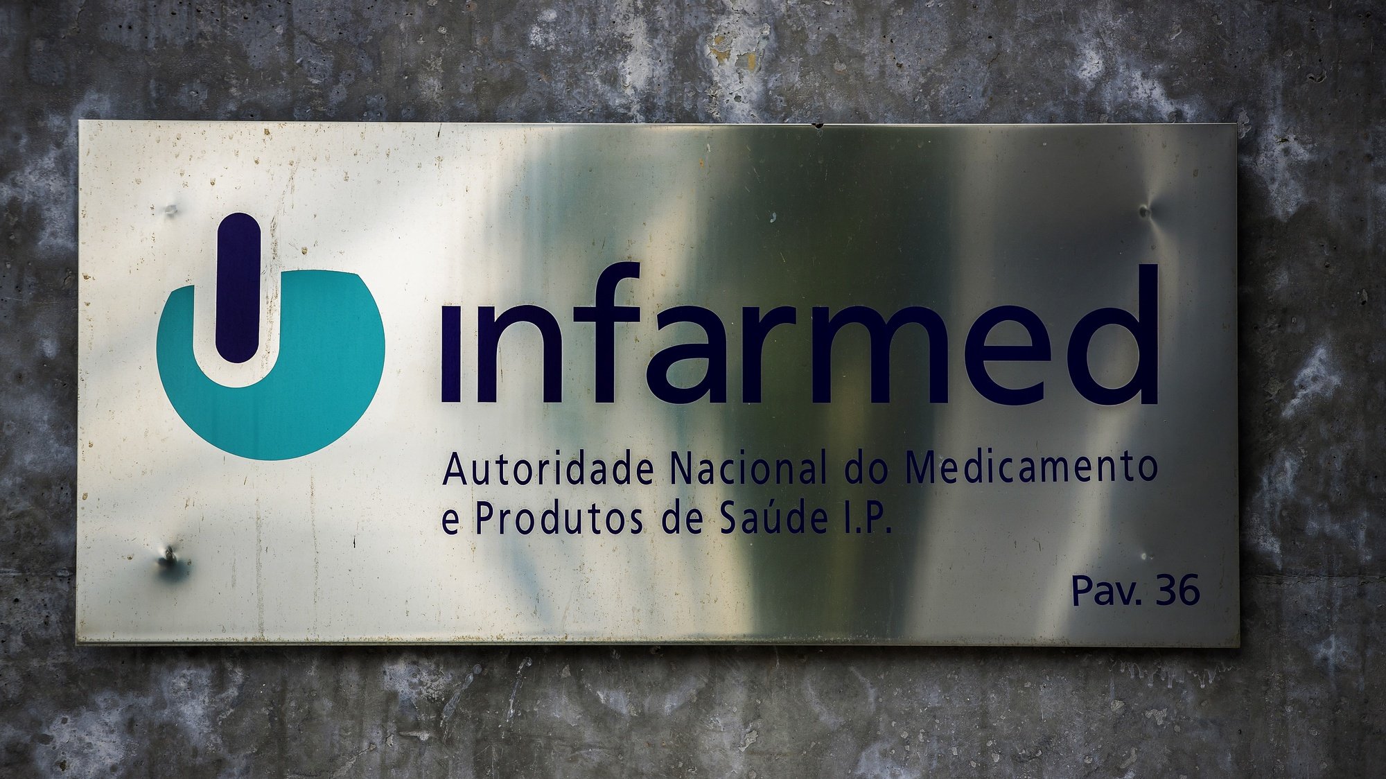 Placa do Infarmed – Autoridade Nacional do Medicamento e Produtos de Saúde, I.P., na sede do Infarmed, em Lisboa, 22 de fevereiro de 2021. JOSÉ SENA GOULÃO/LUSA