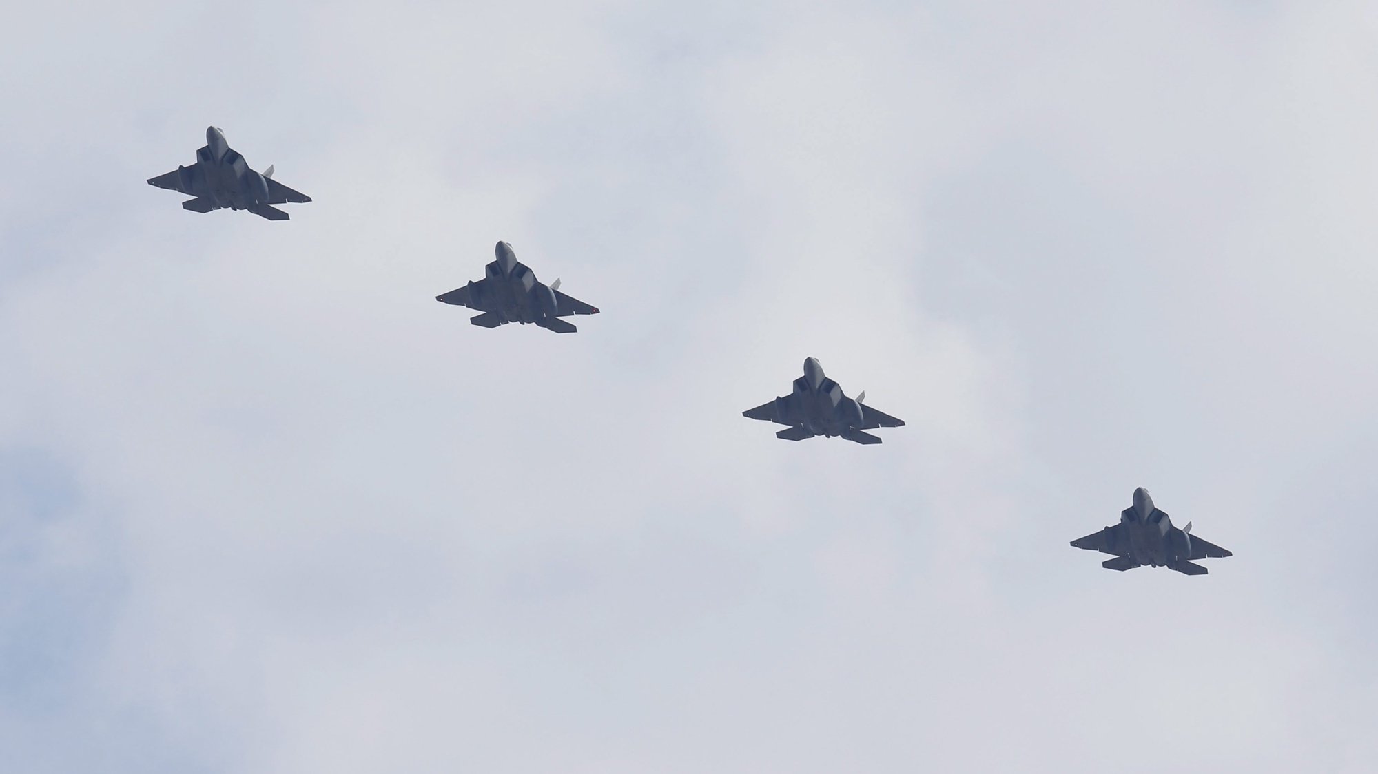 epaselect epa05165533 Four F-22 (Raptor) of the USA Air Force, fly over Osan Air Base in Pyeongtaek, South Korea, 17 February 2016. The US military sent four F-22 Stealth Fighters over the Korean peninsula in response to recent the North Korean nuclear test and its long-range rocket launch.  EPA/JEON HEON-KYUN/POOL