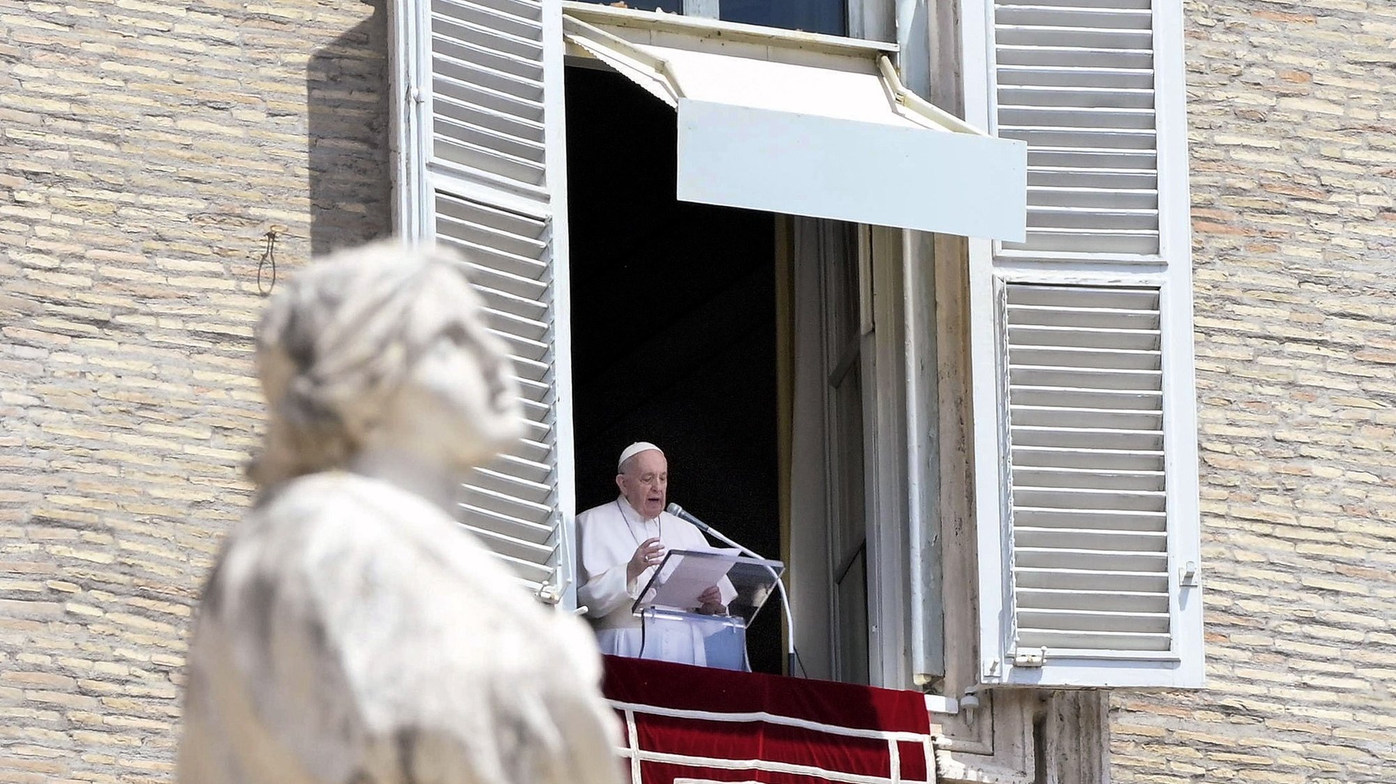 epa09266723 Pope Francis leads his Sunday Angelus prayer from the window of his office overlooking Saint Peter&#039;s Square, Vatican City, 13 June 2021.  EPA/CLAUDIO PERI