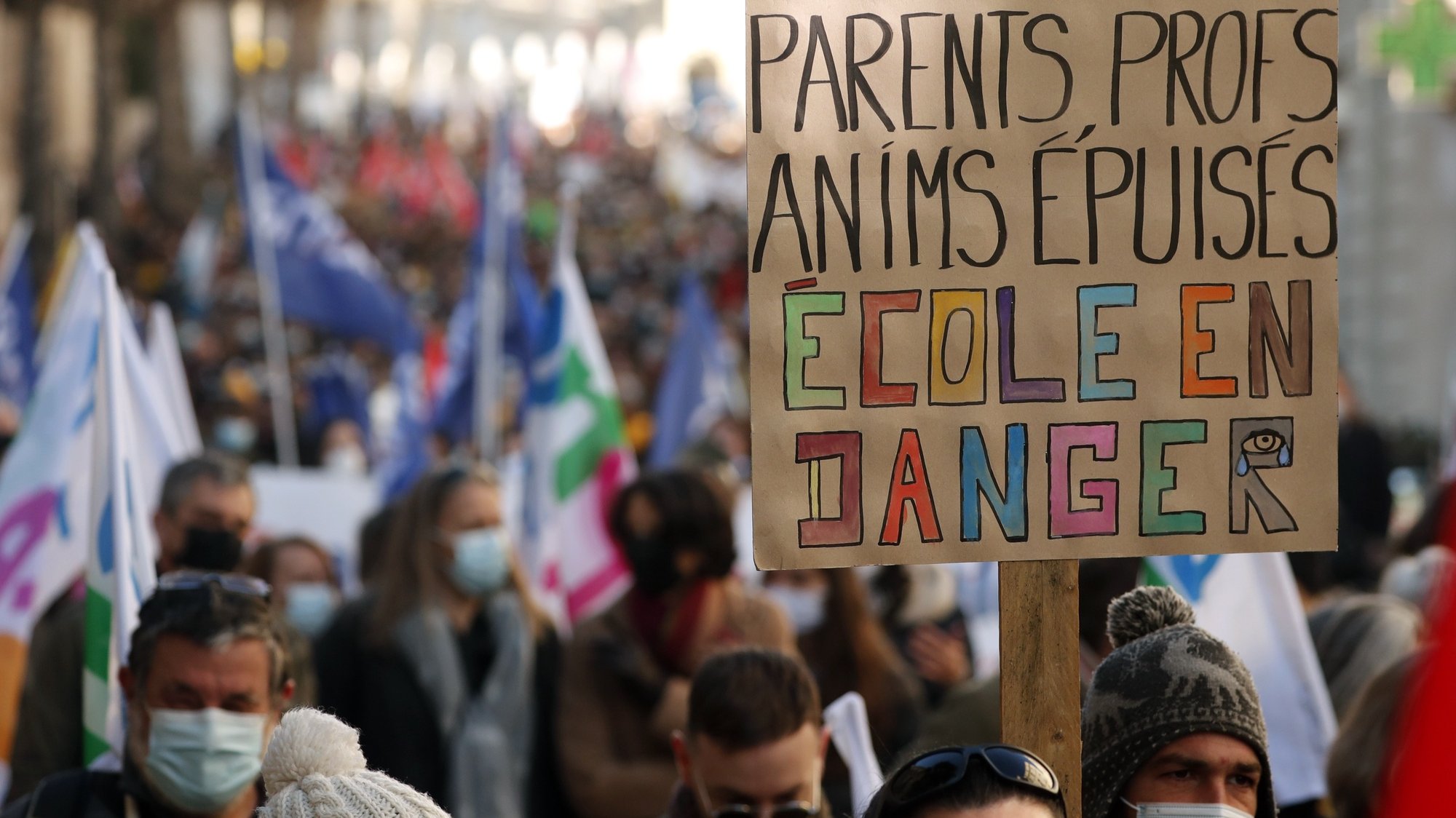 Professores e pais em manifestação em França face às medidas escolares do governo francês contra a Covid-19
