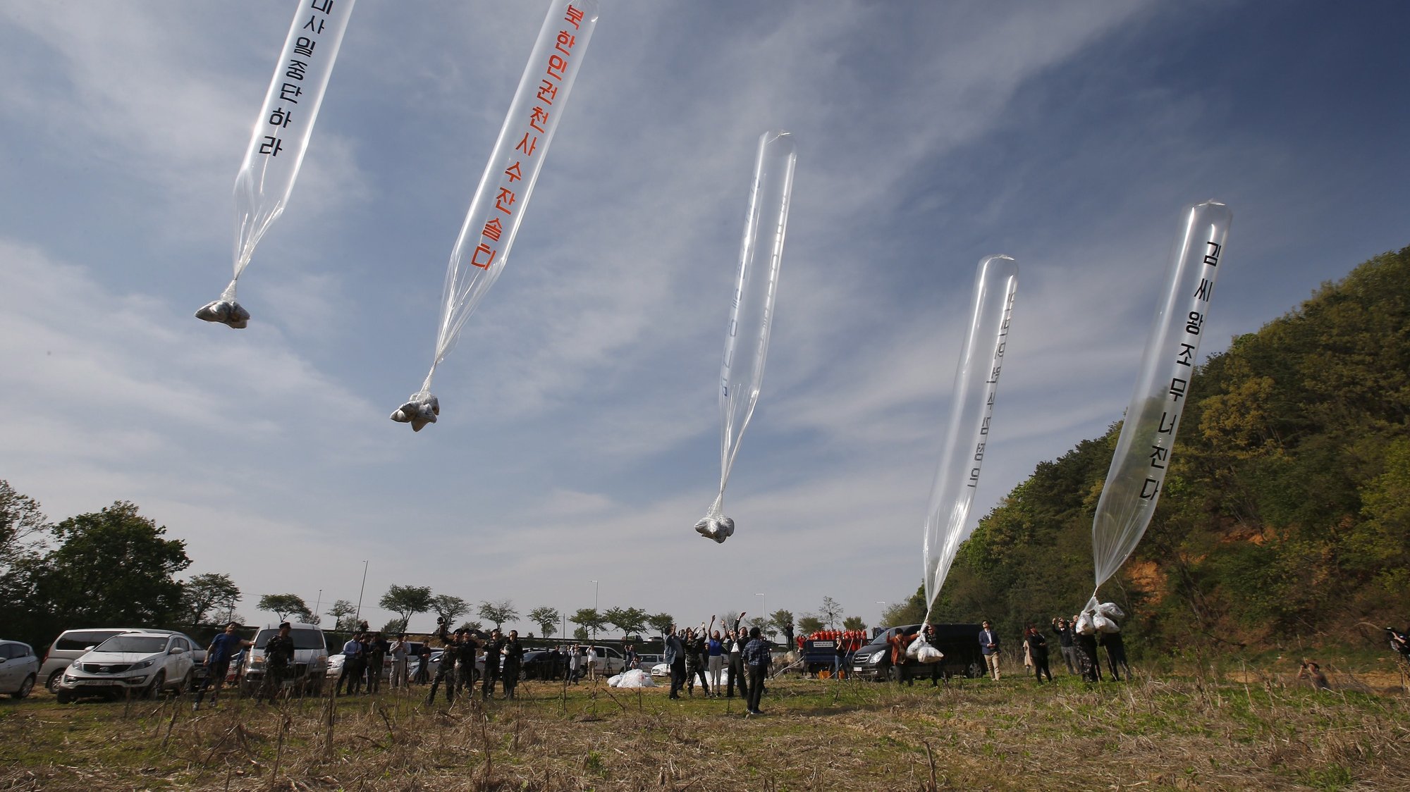 epa08464208 (FILE) - Members of Fighters for Free North Korea, an organization of defectors from North Korea, send balloons carrying anti-Pyongyang leaflets across the border from the South Korean border city of Paju South Korea, 02 April 2016 (reissued 04 June 2020). South Korea called for a halt to a civic campaign to send anti-Pyongyang propaganda leaflets into North Korea, hours after the North threatened to scrap a military tension reduction agreement and exchange projects unless Seoul stops the campaign.  EPA/YONHAP SOUTH KOREA OUT