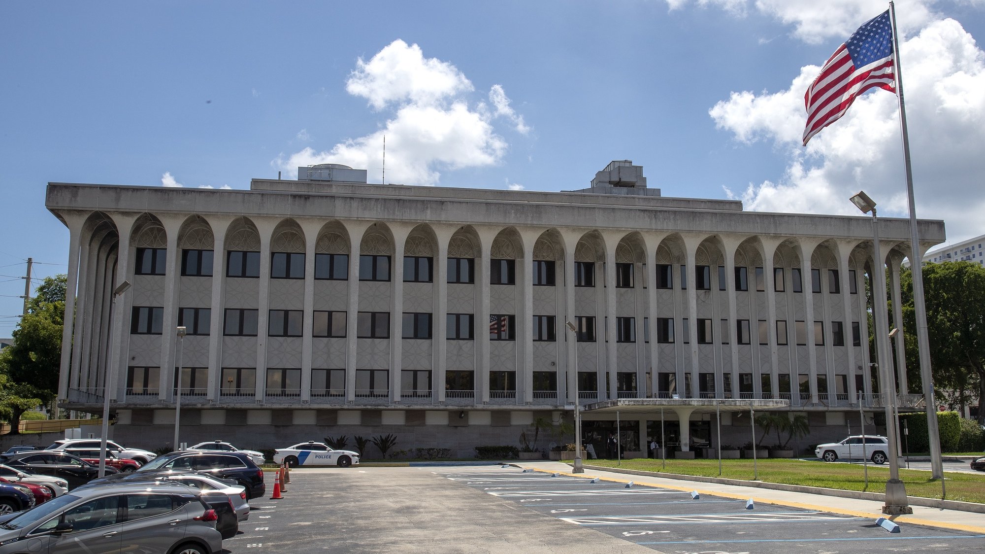 epa10127845 A view of the Paul G. Rogers Federal Courthouse in West Palm Beach, Florida, USA, 18 August 2022. A court hearing was scheduled by Magistrate Judge Bruce Reinhart after requests to unseal the affidavit supporting the search warrant executed on 08 August by the United States’ Federal Bureau of Investigation at former President Donald Trump&#039;s Mar-a-Lago home.  EPA/CRISTOBAL HERRERA-ULASHKEVICH