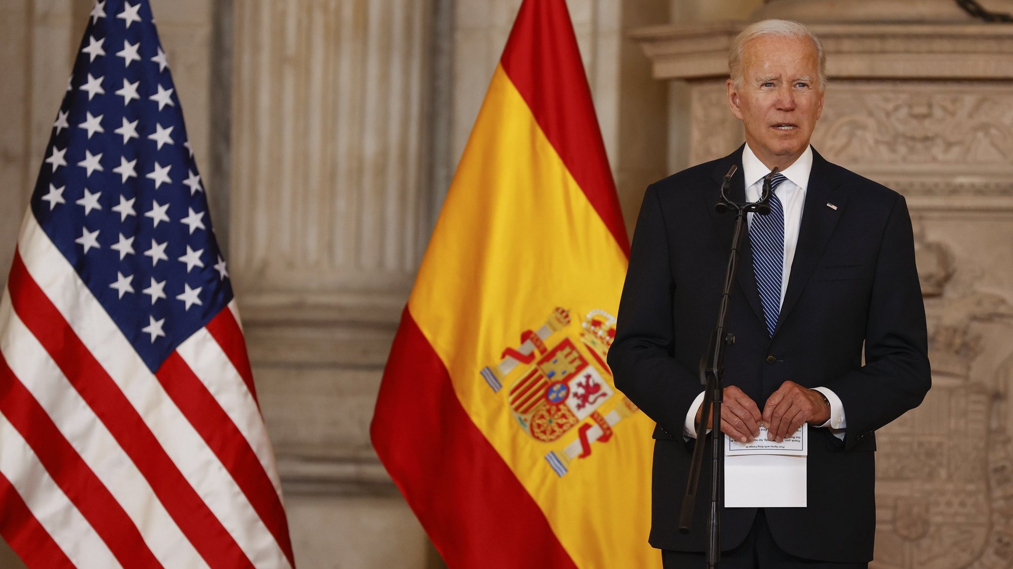 epa10038949 Spain&#039;s King Felipe VI (not pictured) welcomes US President, Joe Biden (C), during a reception held at the Royal Palace, in Madrid, Spain, 28 June 2022. Heads of State and Government from NATO&#039;s member countries and key partners are gathering in Madrid to discuss important issues facing the Alliance and endorse NATO&#039;s new Strategic Concept, the Organization said.  EPA/Chema Moya / POOL