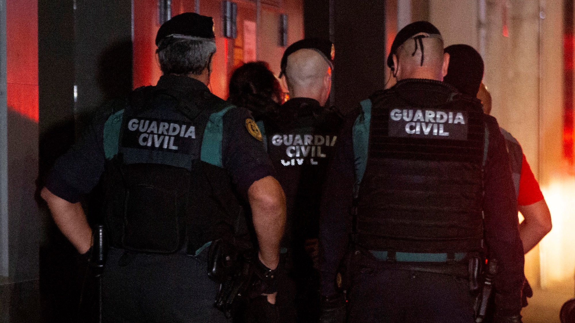 epa07864791 Spanish Guardia Civil officers detain a member of the so-called Committees for the Defense of the Republic (CDR) accused of planning violent actions and terrorism, in Sabadell, Catalonia, Spain, 23 September 2019. Thousand of people have attended several marches around Catalonia demanding the freedom of the nine members of the Committees for the Defense of the Republic (CDR) accused of planning violent actions and terrorism by Prosecution Office.  EPA/Enric Fontcuberta