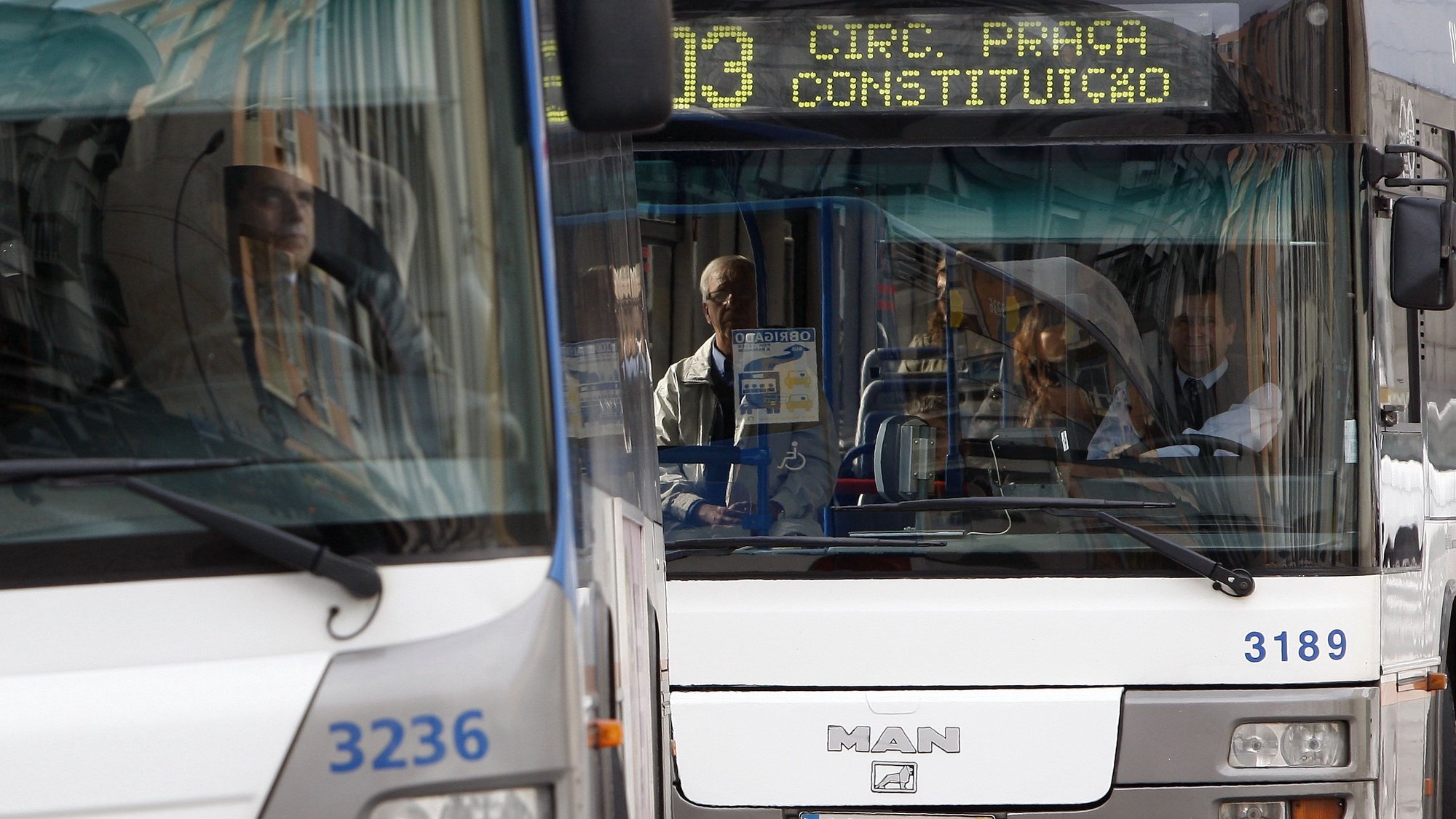 Dois autocarros da STCP (Sociedade de Transportes Colectivos do Porto), no Porto, 16 de novembro de 2011.  JOSE COELHO/LUSA